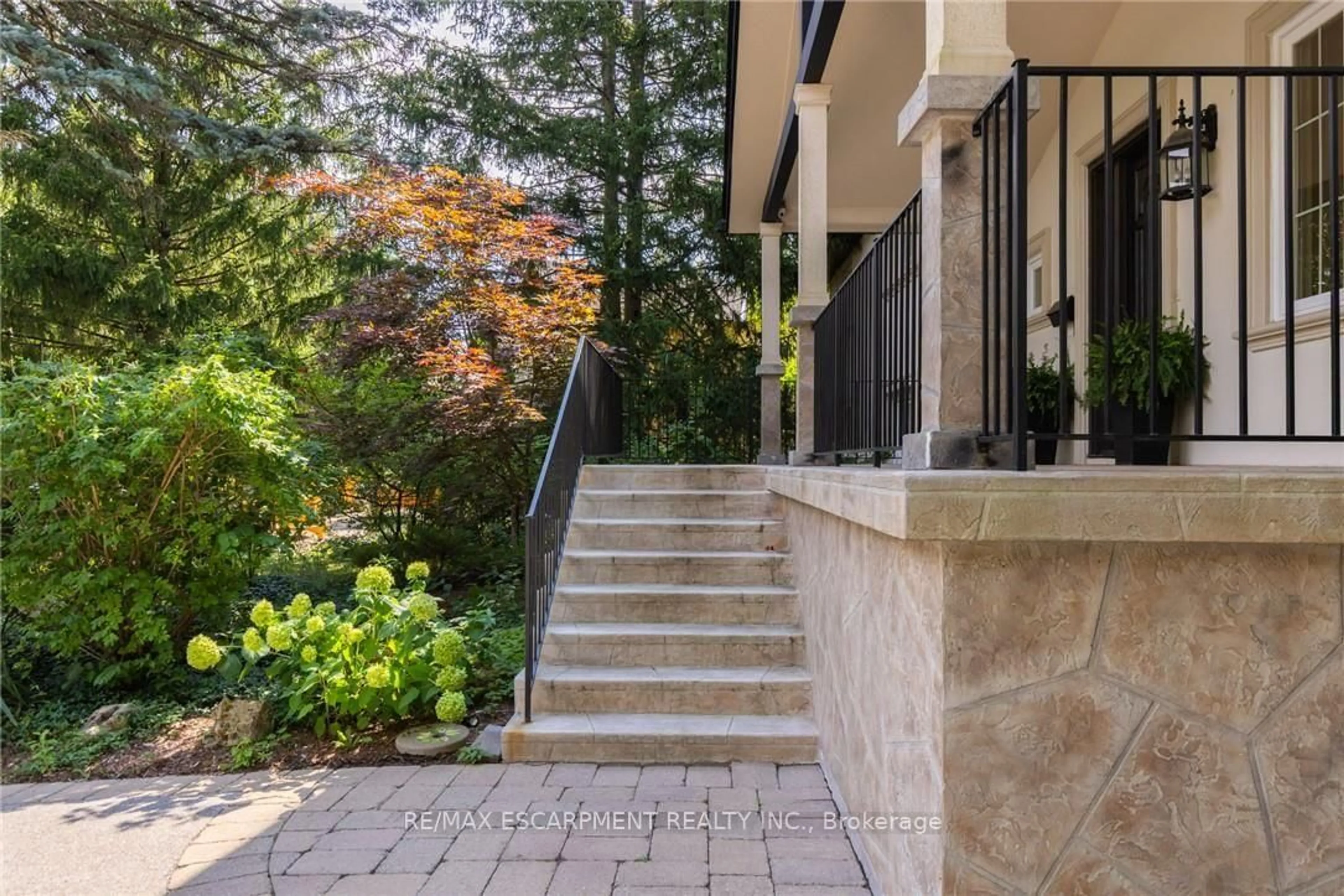 Patio, street for 1063 Greenoaks Dr, Mississauga Ontario L5J 3A1