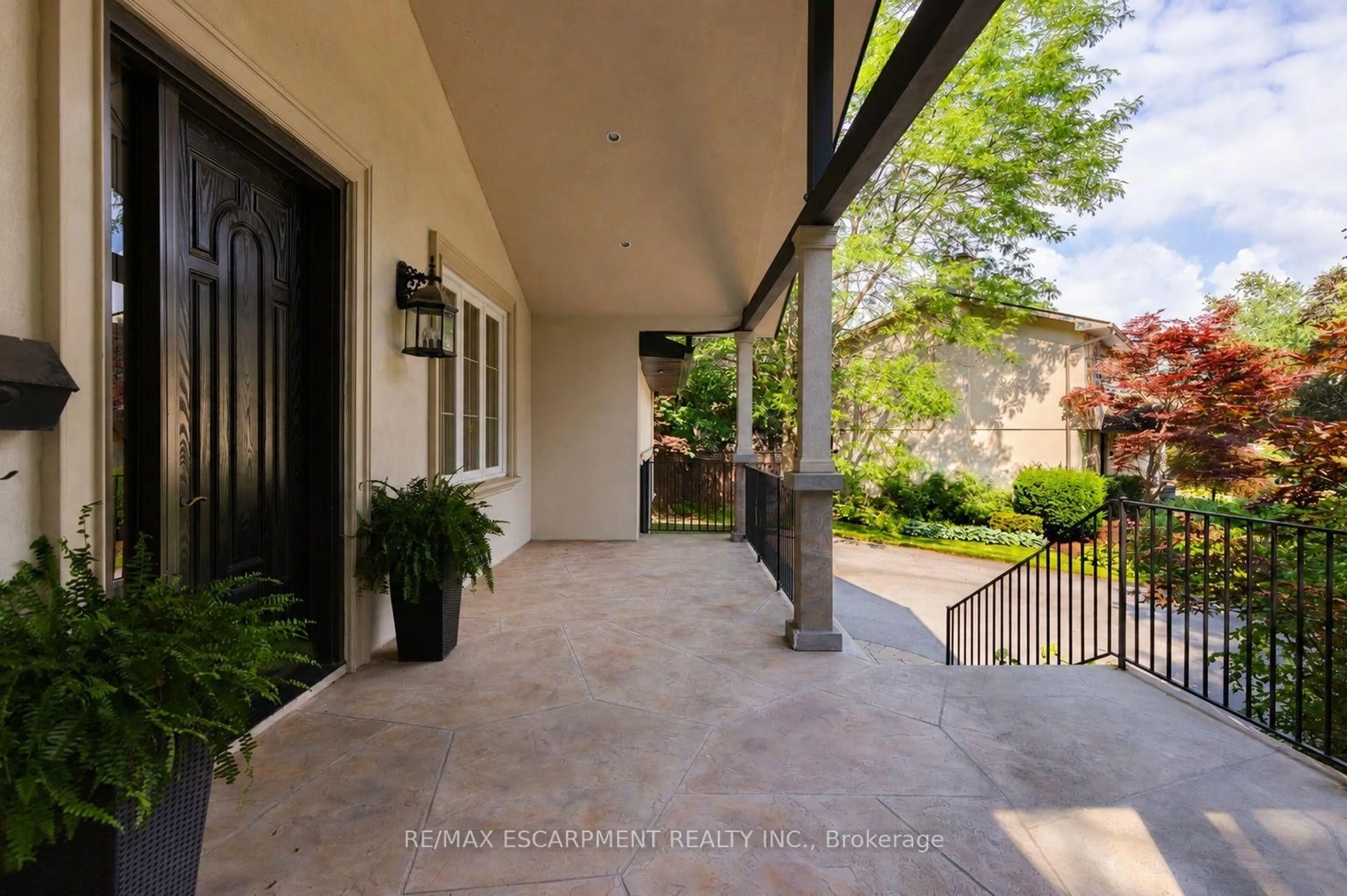 Indoor entryway for 1063 Greenoaks Dr, Mississauga Ontario L5J 3A1