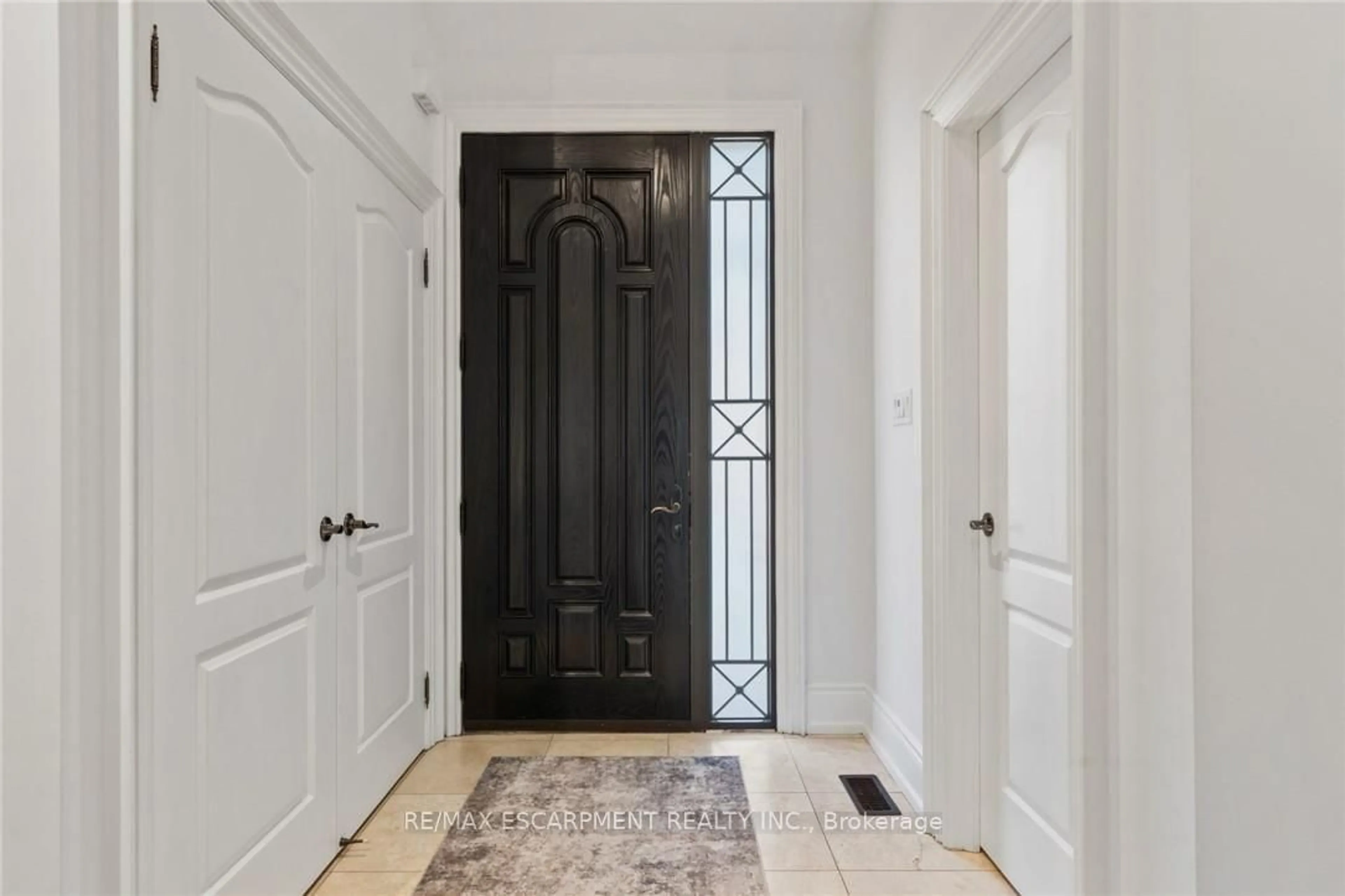 Indoor entryway for 1063 Greenoaks Dr, Mississauga Ontario L5J 3A1