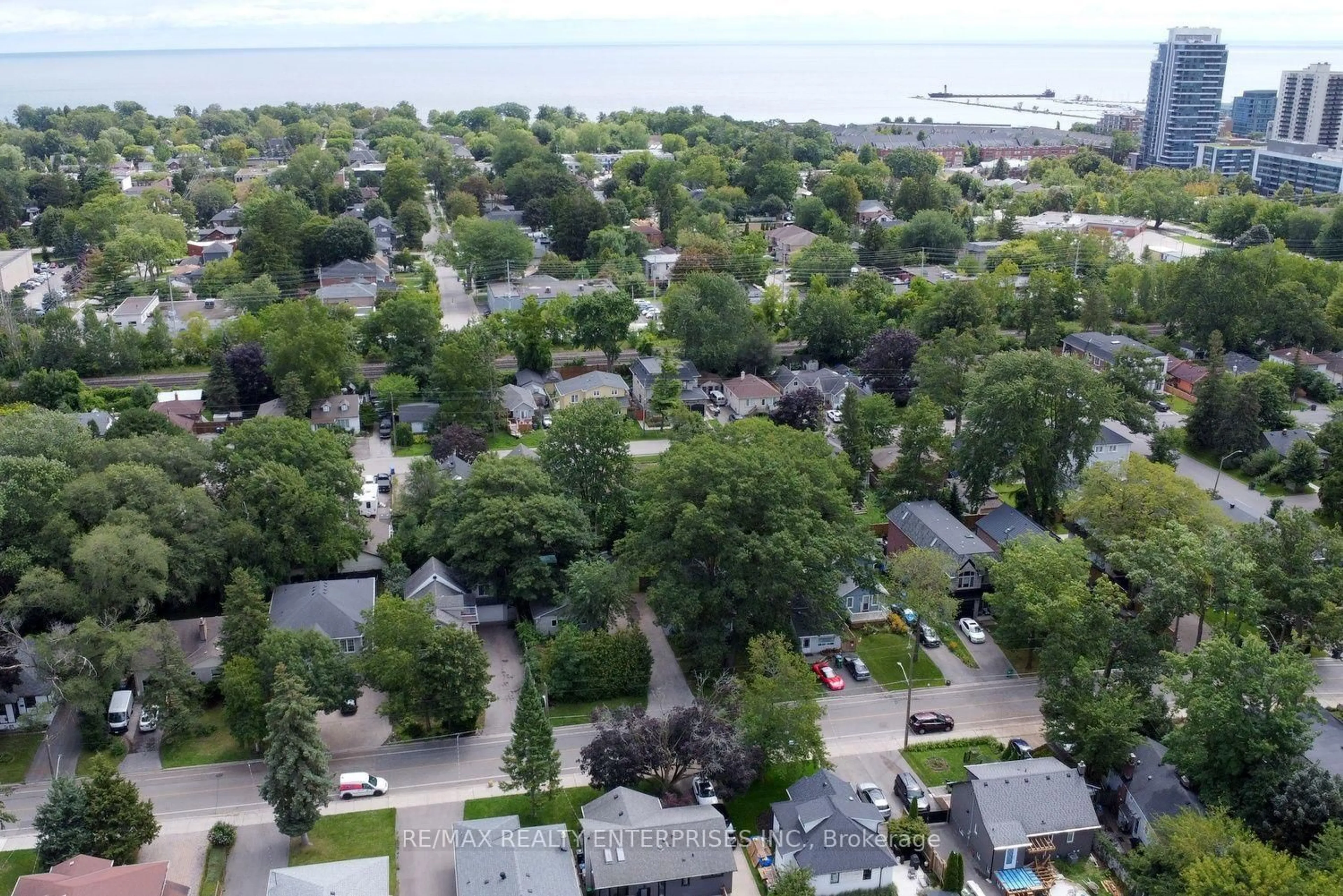 A pic from outside/outdoor area/front of a property/back of a property/a pic from drone, unknown for 120 Eaglewood Blvd, Mississauga Ontario L5G 1V7