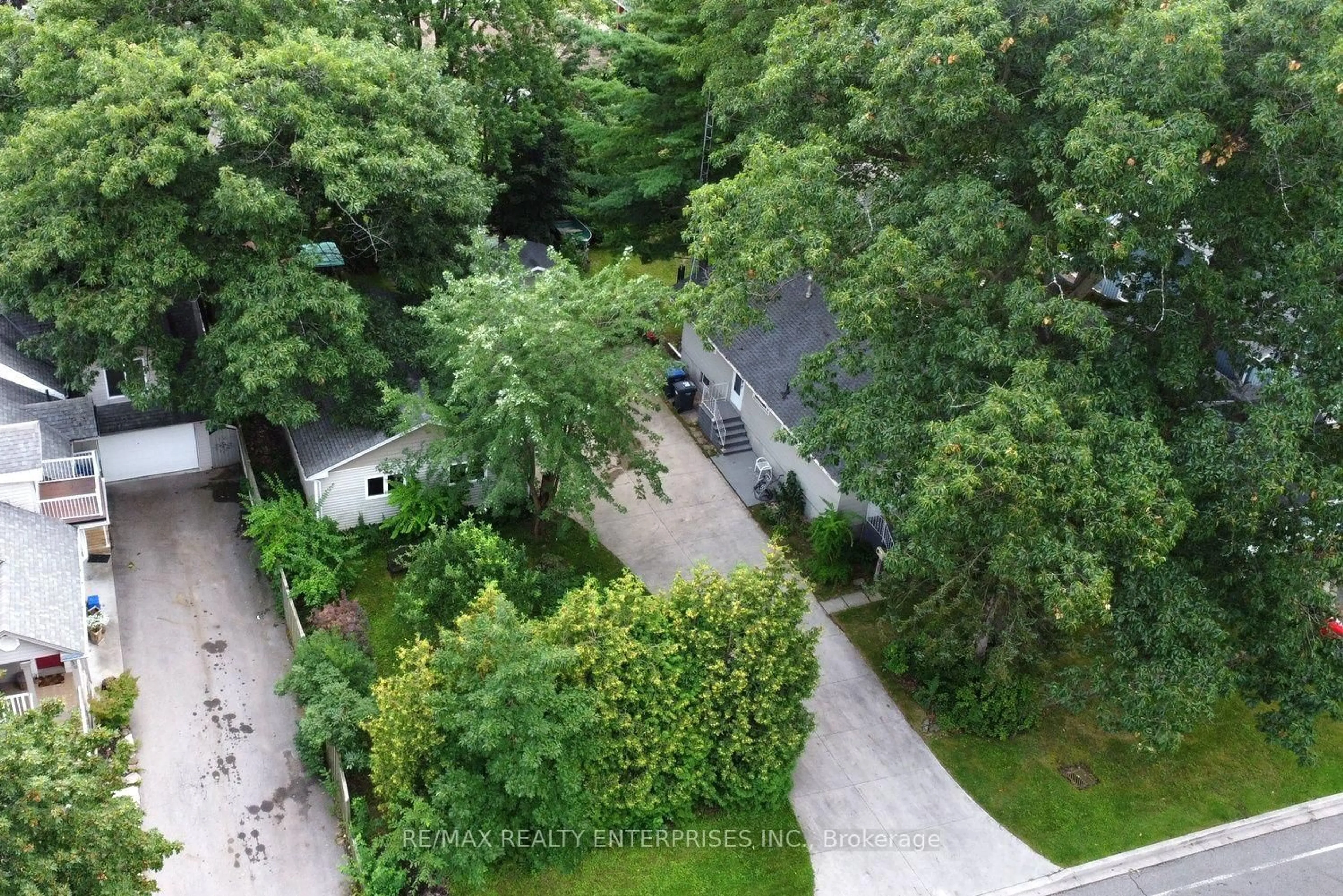 A pic from outside/outdoor area/front of a property/back of a property/a pic from drone, forest/trees view for 120 Eaglewood Blvd, Mississauga Ontario L5G 1V7
