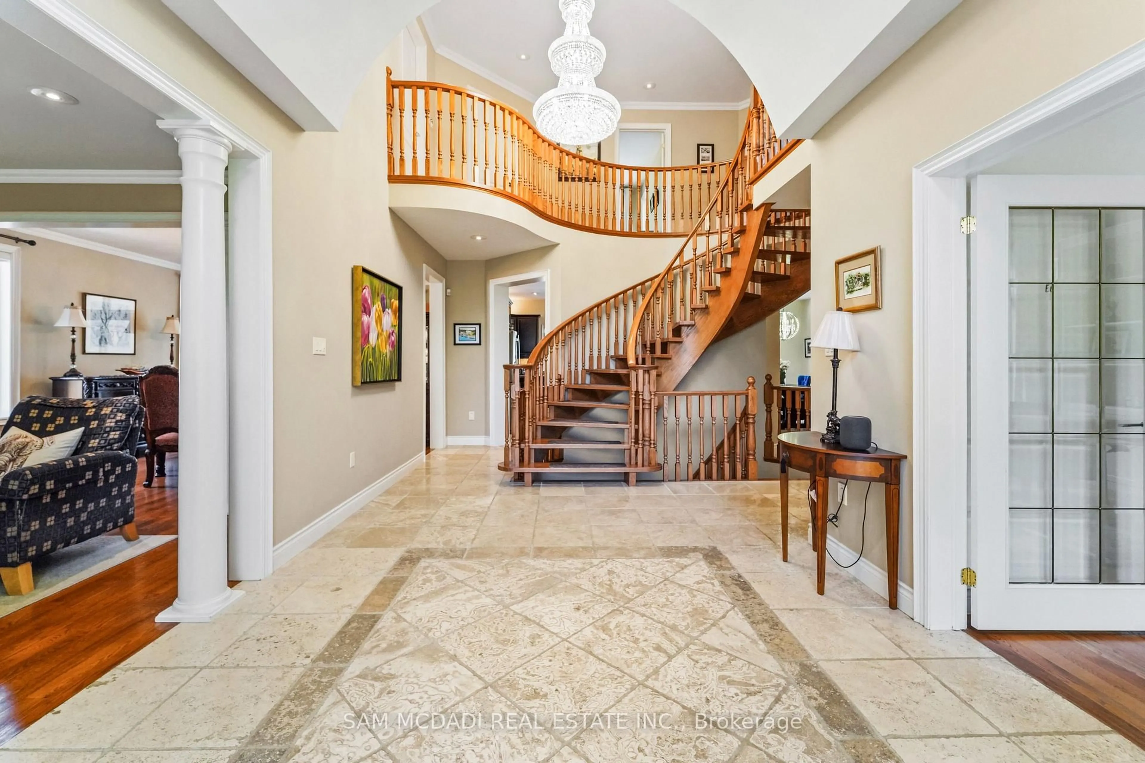 Indoor foyer for 527 Meadow Wood Rd, Mississauga Ontario L5J 2S4
