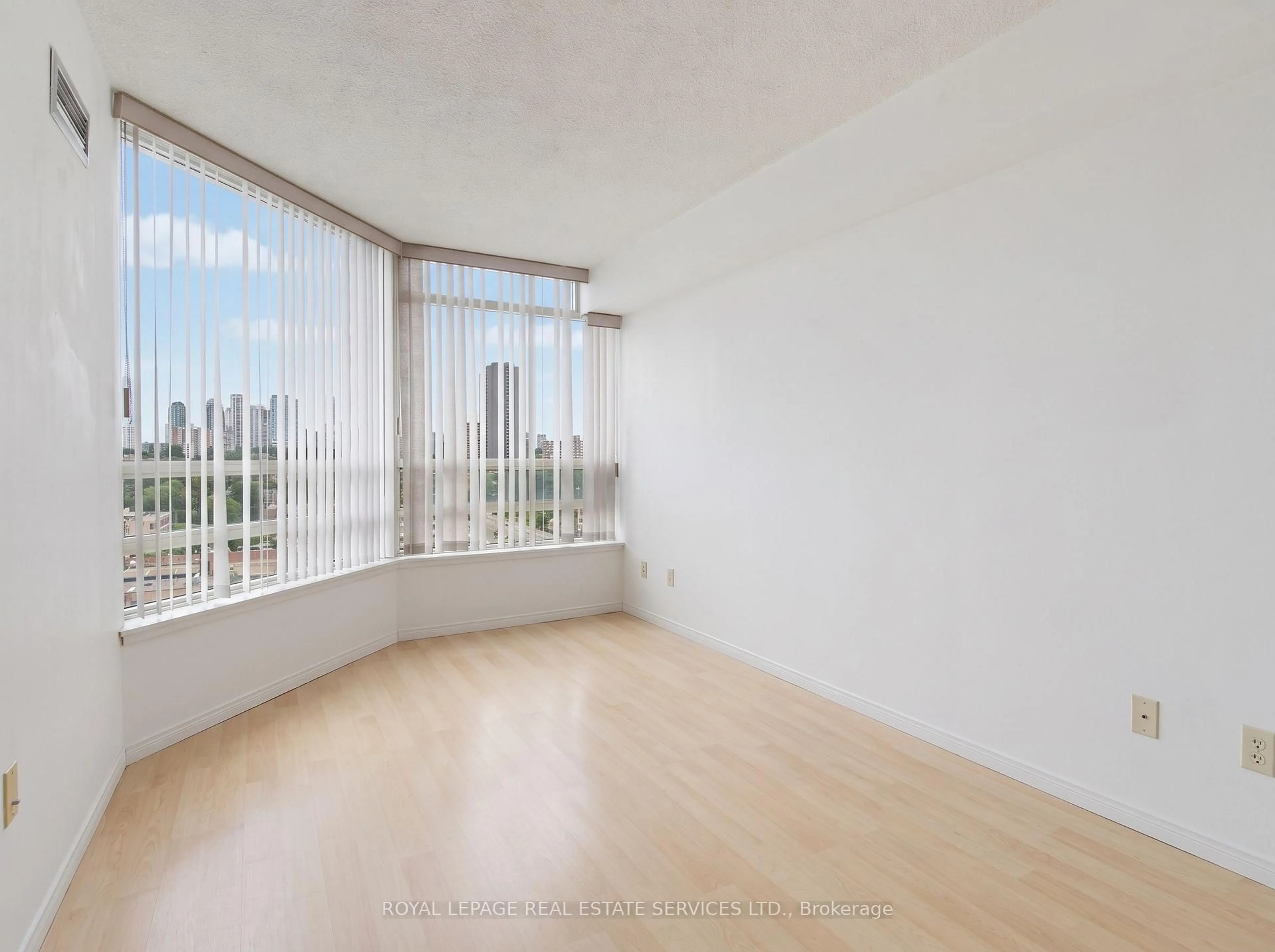A pic of a room for 75 King St #1212, Mississauga Ontario L5A 4G5