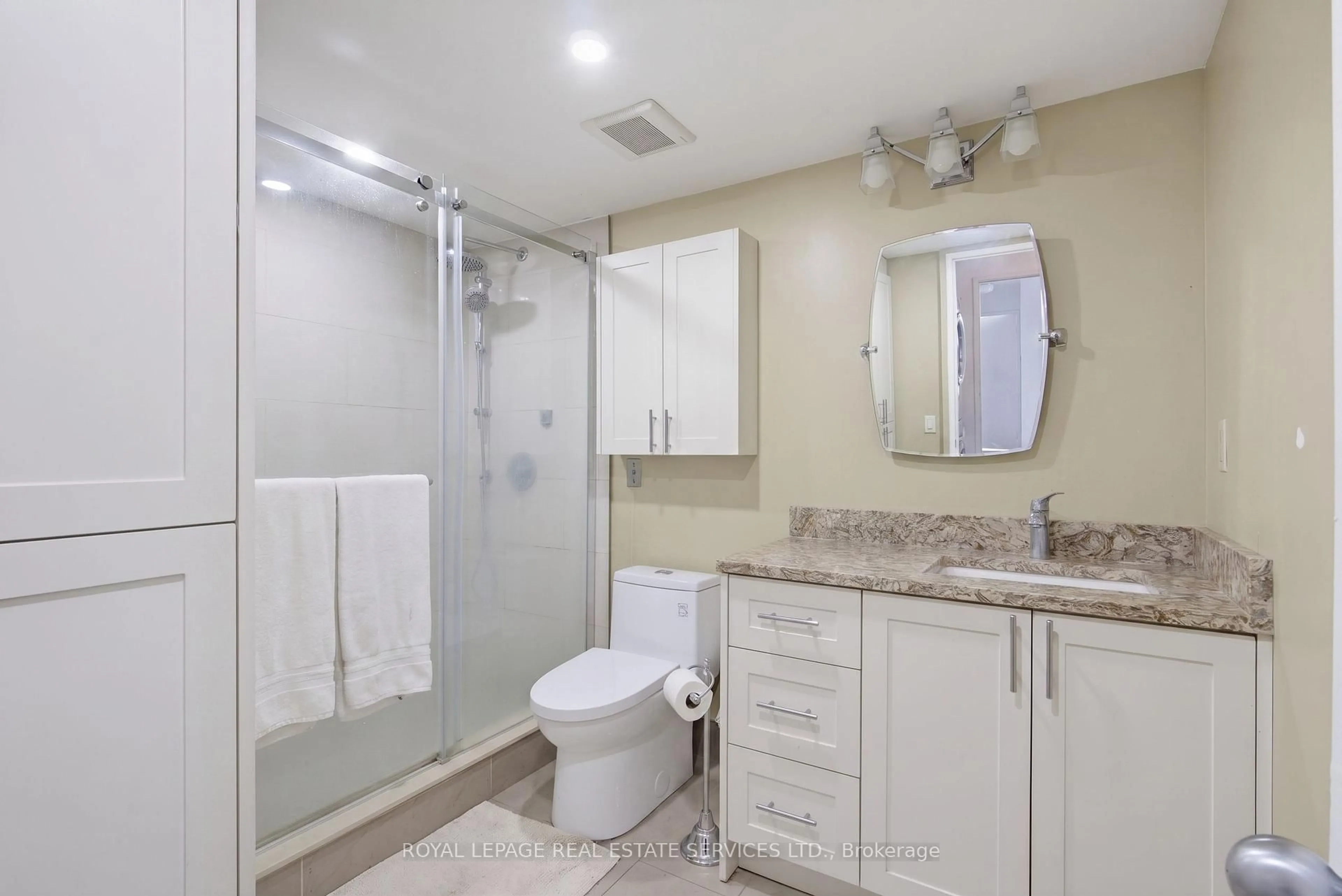 Standard bathroom, ceramic/tile floor for 75 King St #1212, Mississauga Ontario L5A 4G5