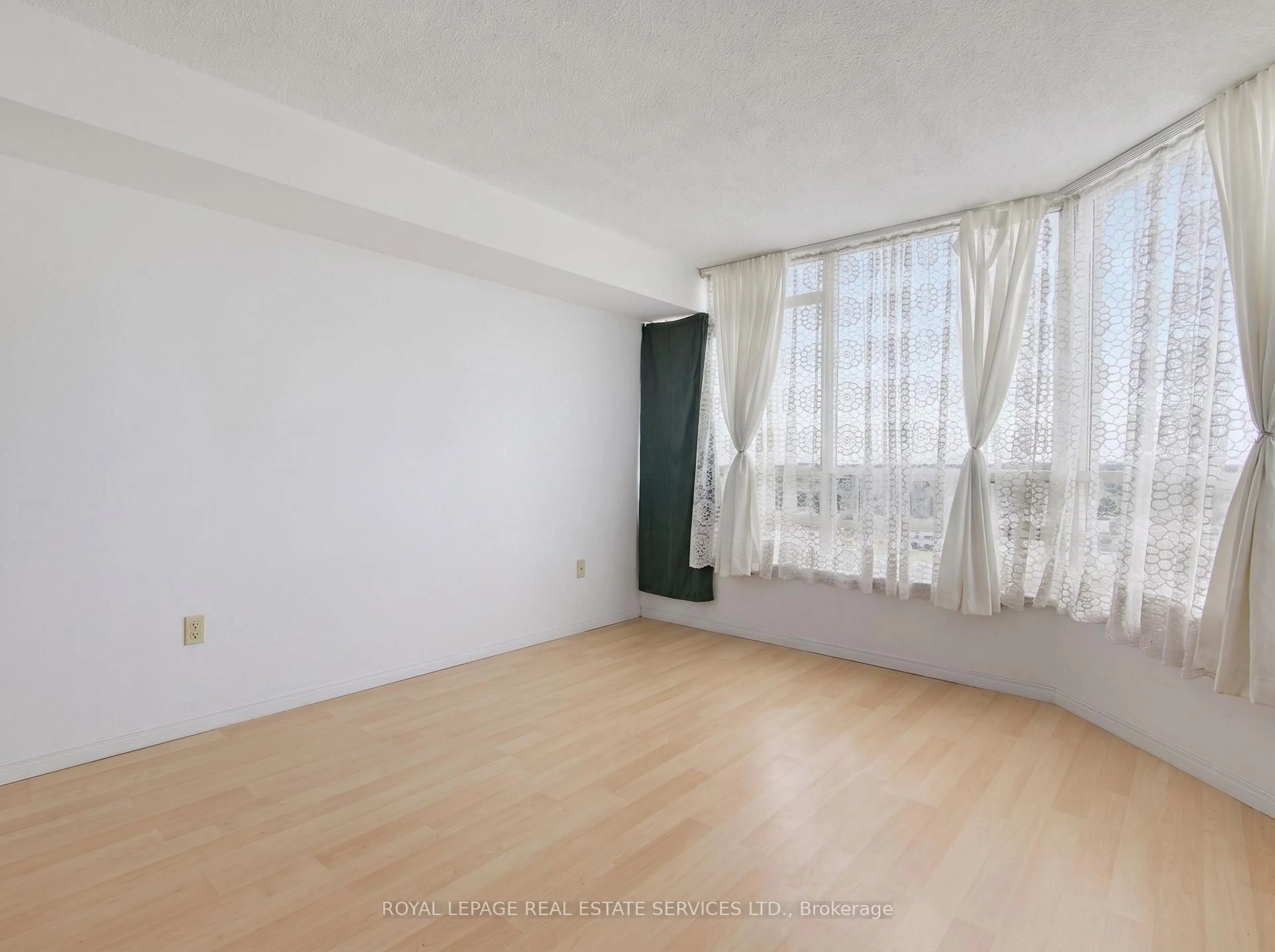 A pic of a room for 75 King St #1212, Mississauga Ontario L5A 4G5
