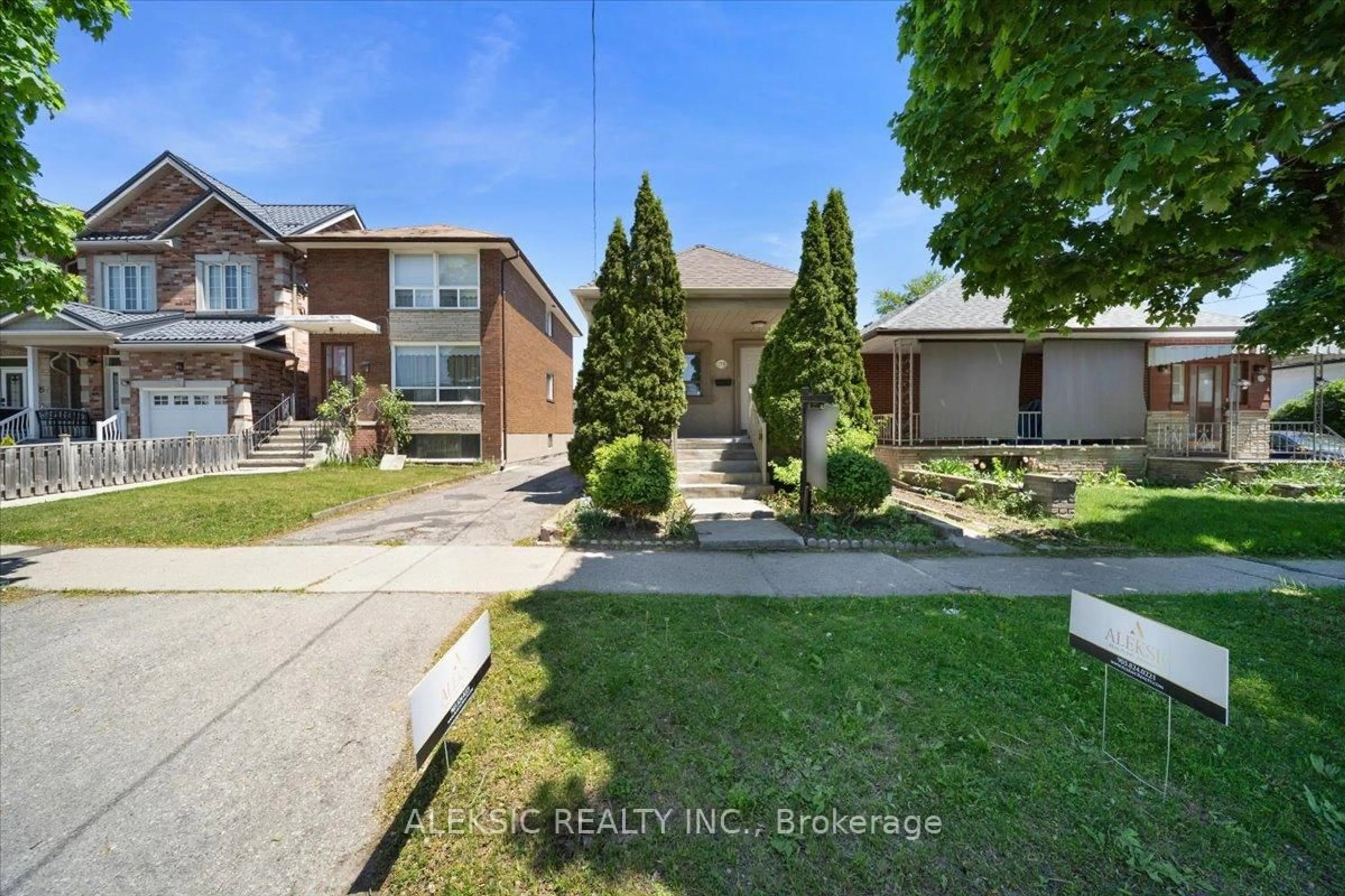 A pic from outside/outdoor area/front of a property/back of a property/a pic from drone, street for 179 Thirtieth St, Toronto Ontario M8W 3C6