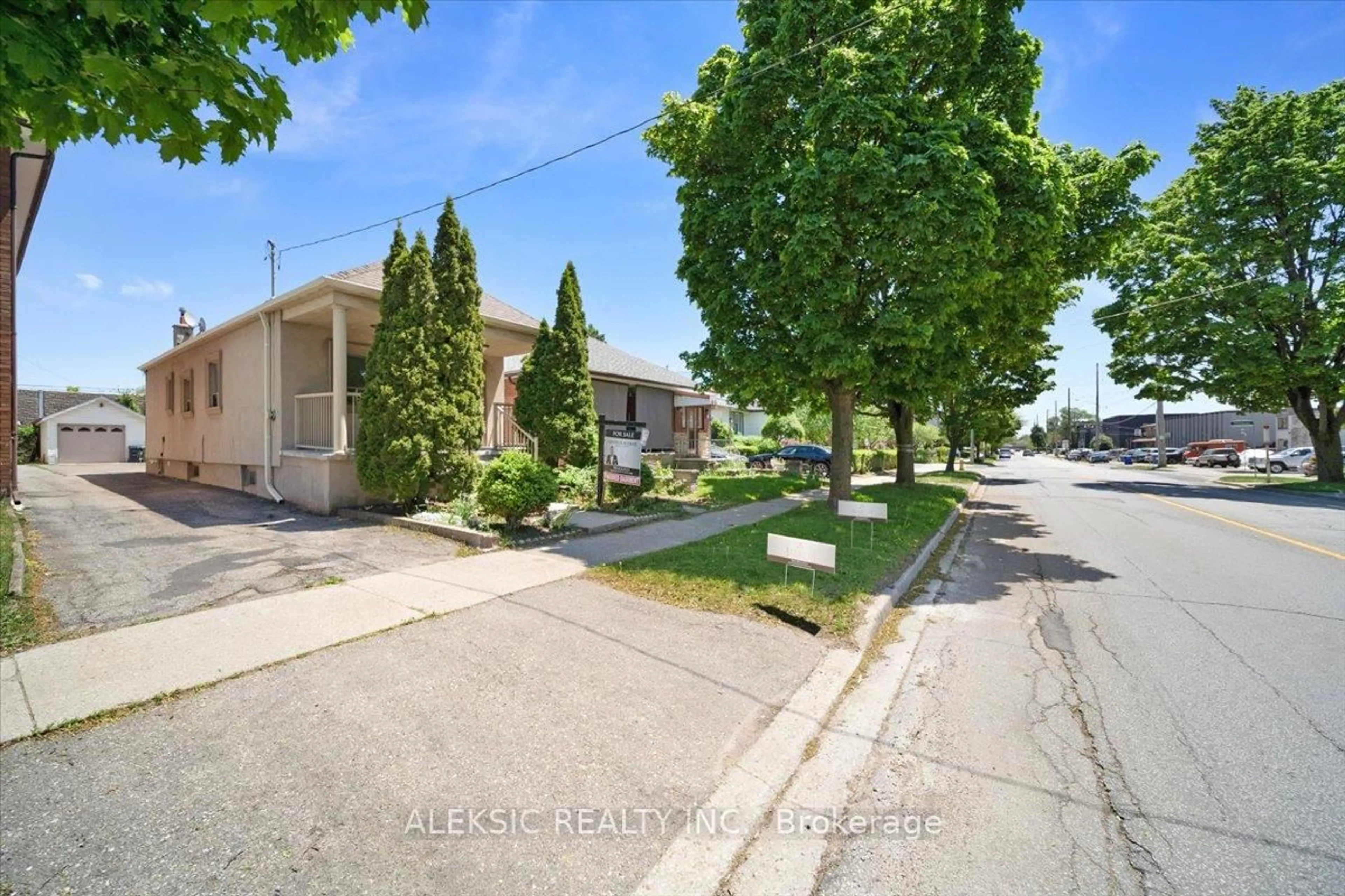 Patio, street for 179 Thirtieth St, Toronto Ontario M8W 3C6