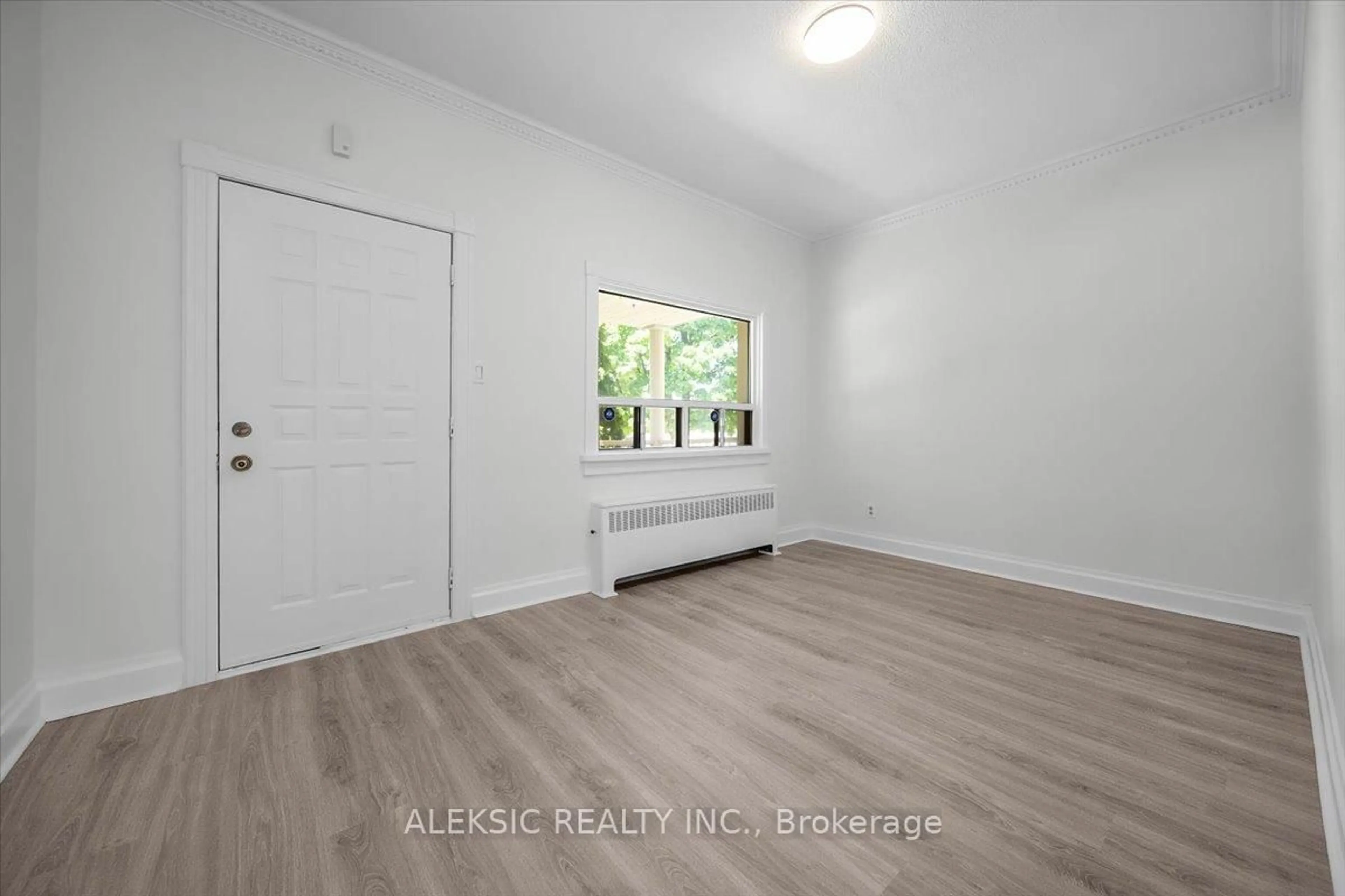 A pic of a room for 179 Thirtieth St, Toronto Ontario M8W 3C6