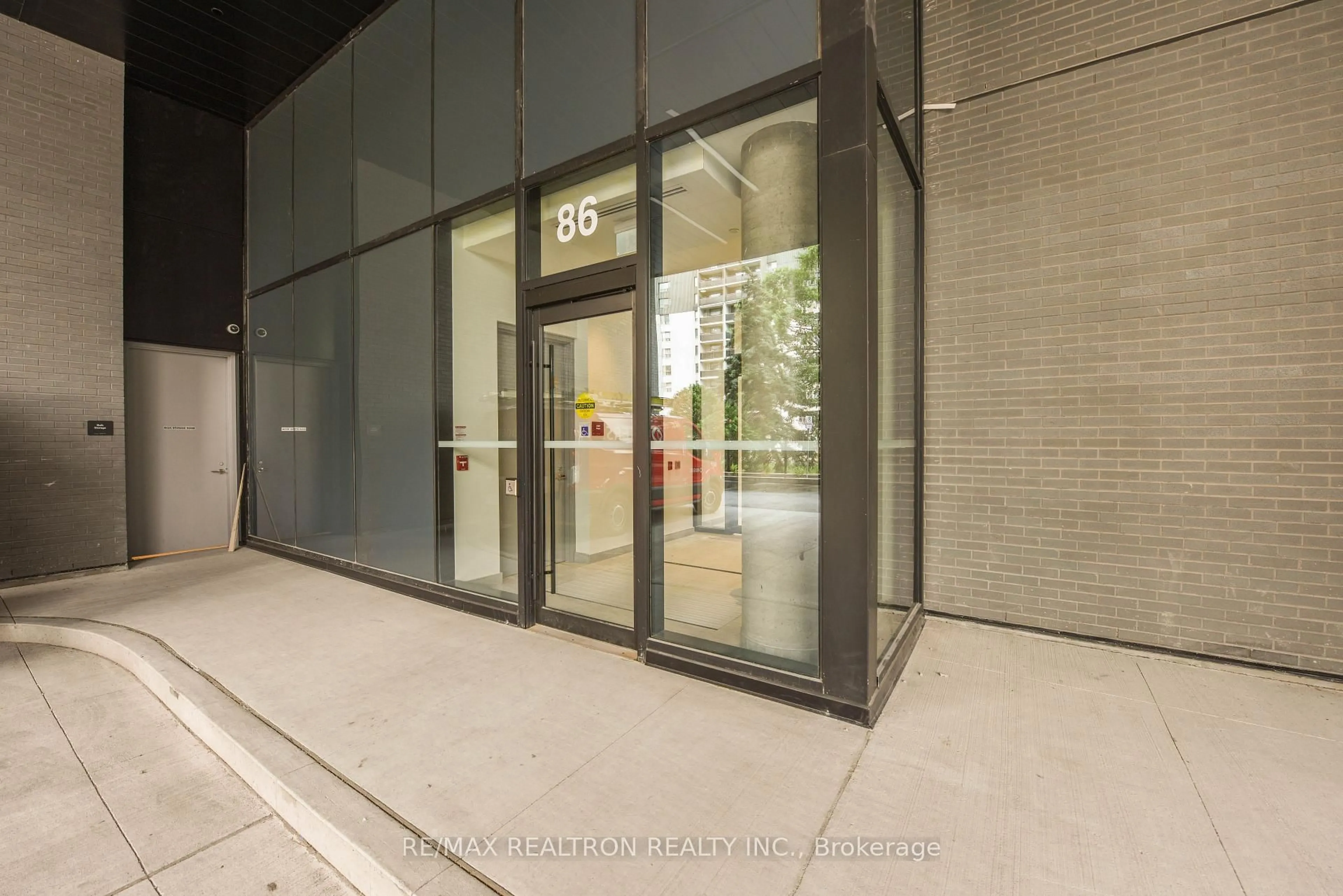 Indoor foyer for 86 Dundas St #410, Mississauga Ontario L5A 0B1