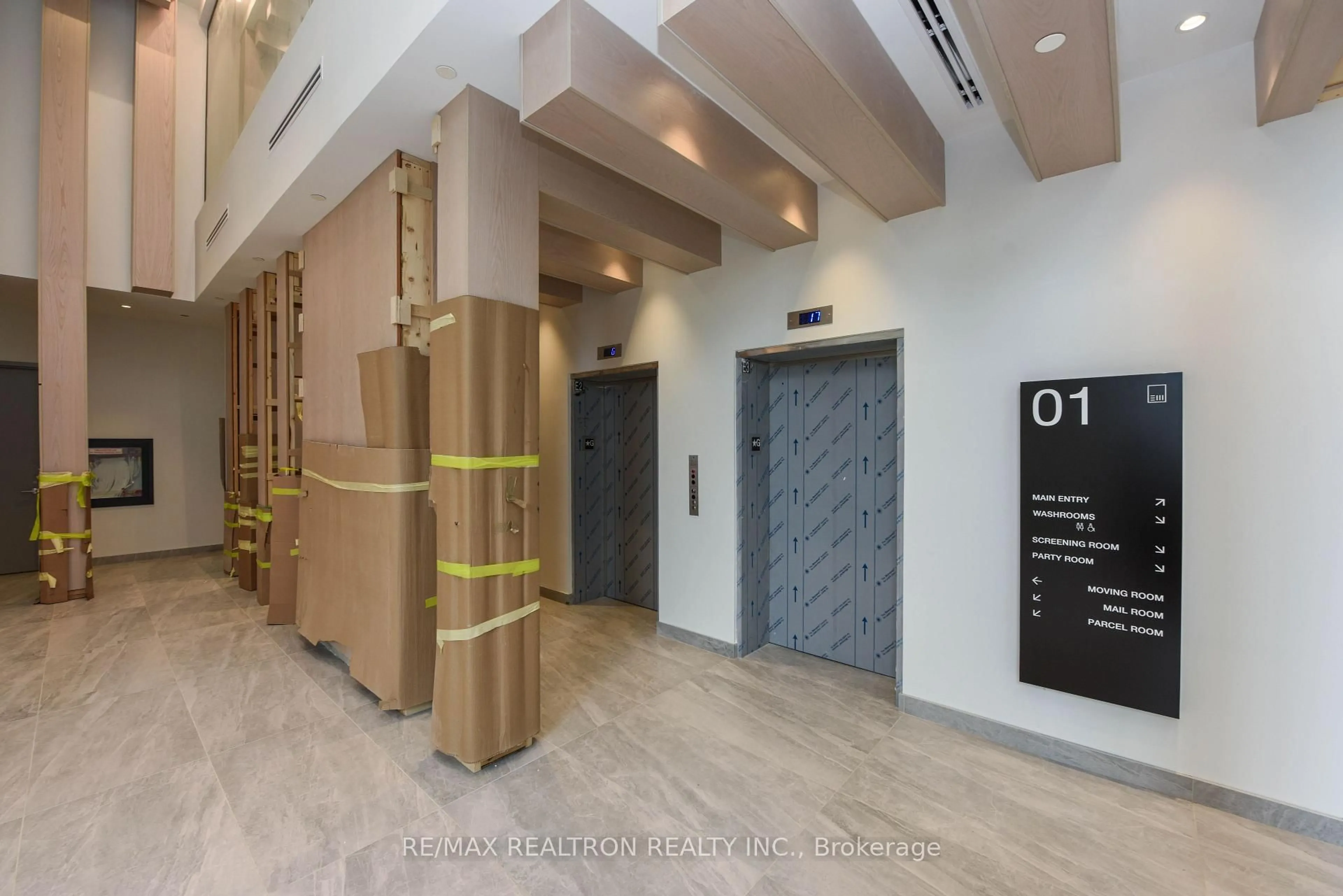Indoor foyer for 86 Dundas St #410, Mississauga Ontario L5A 0B1