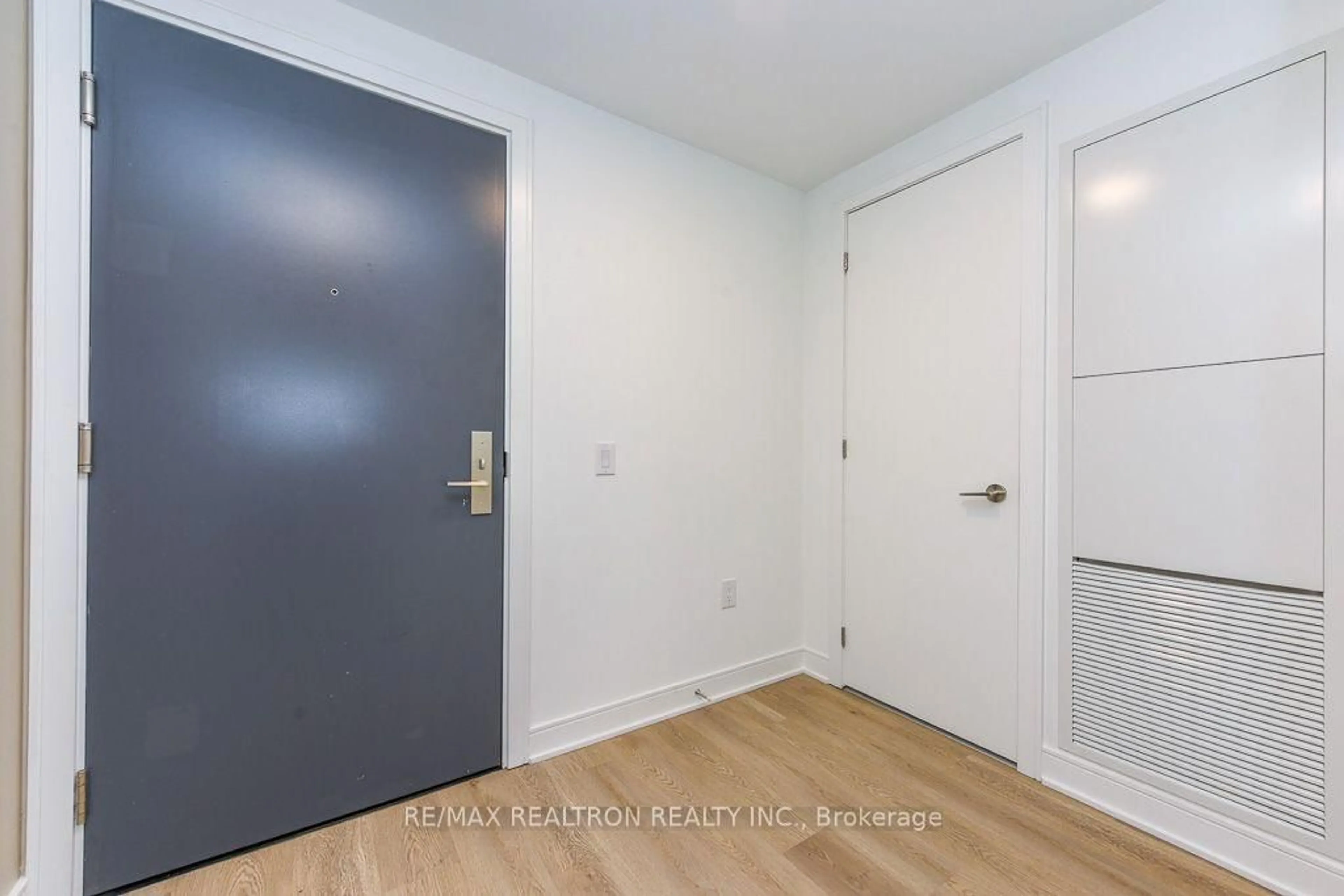 Indoor entryway for 86 Dundas St #410, Mississauga Ontario L5A 0B1