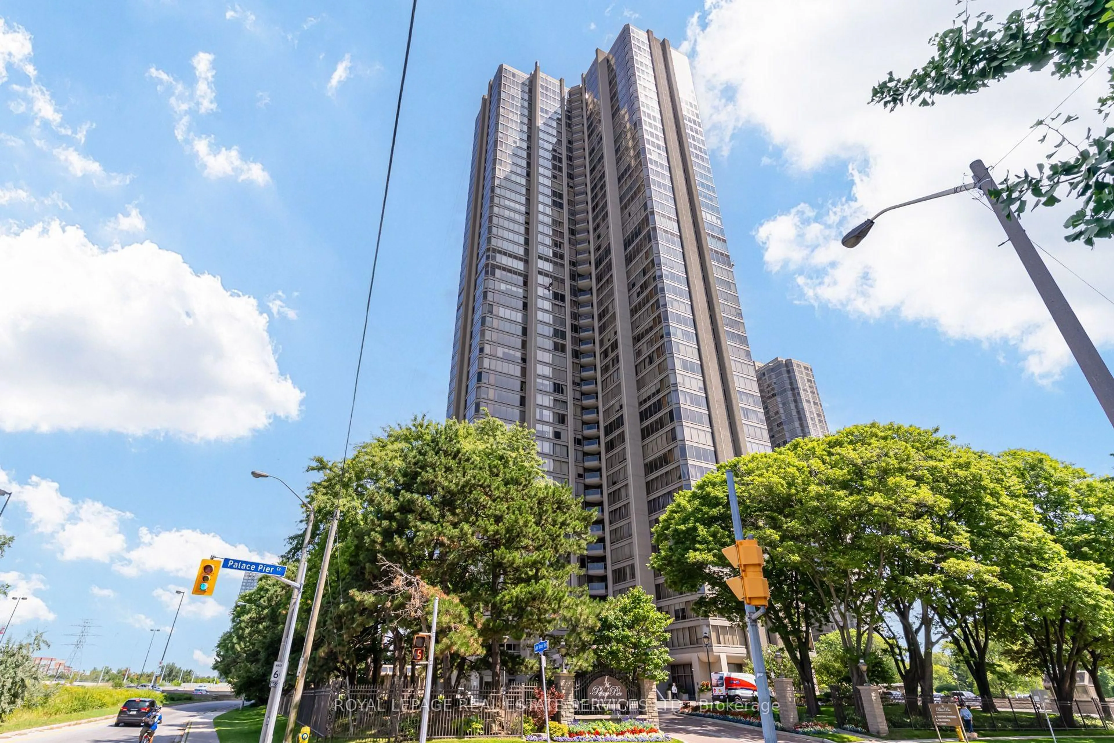 Indoor foyer for 2045 Lake Shore Blvd #1610, Toronto Ontario M8V 2Z6
