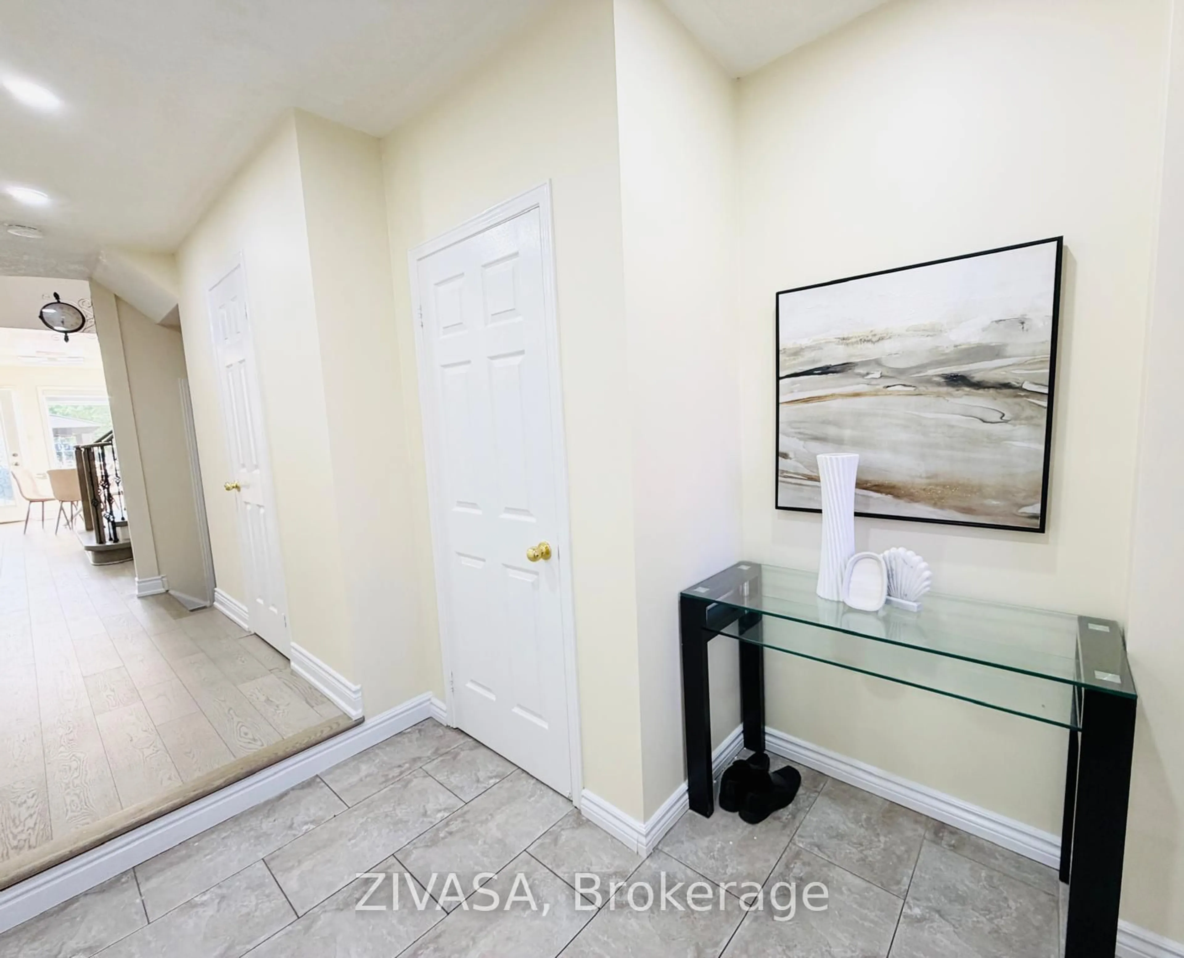 Indoor entryway for 5191 Porter St, Burlington Ontario L7L 6R2