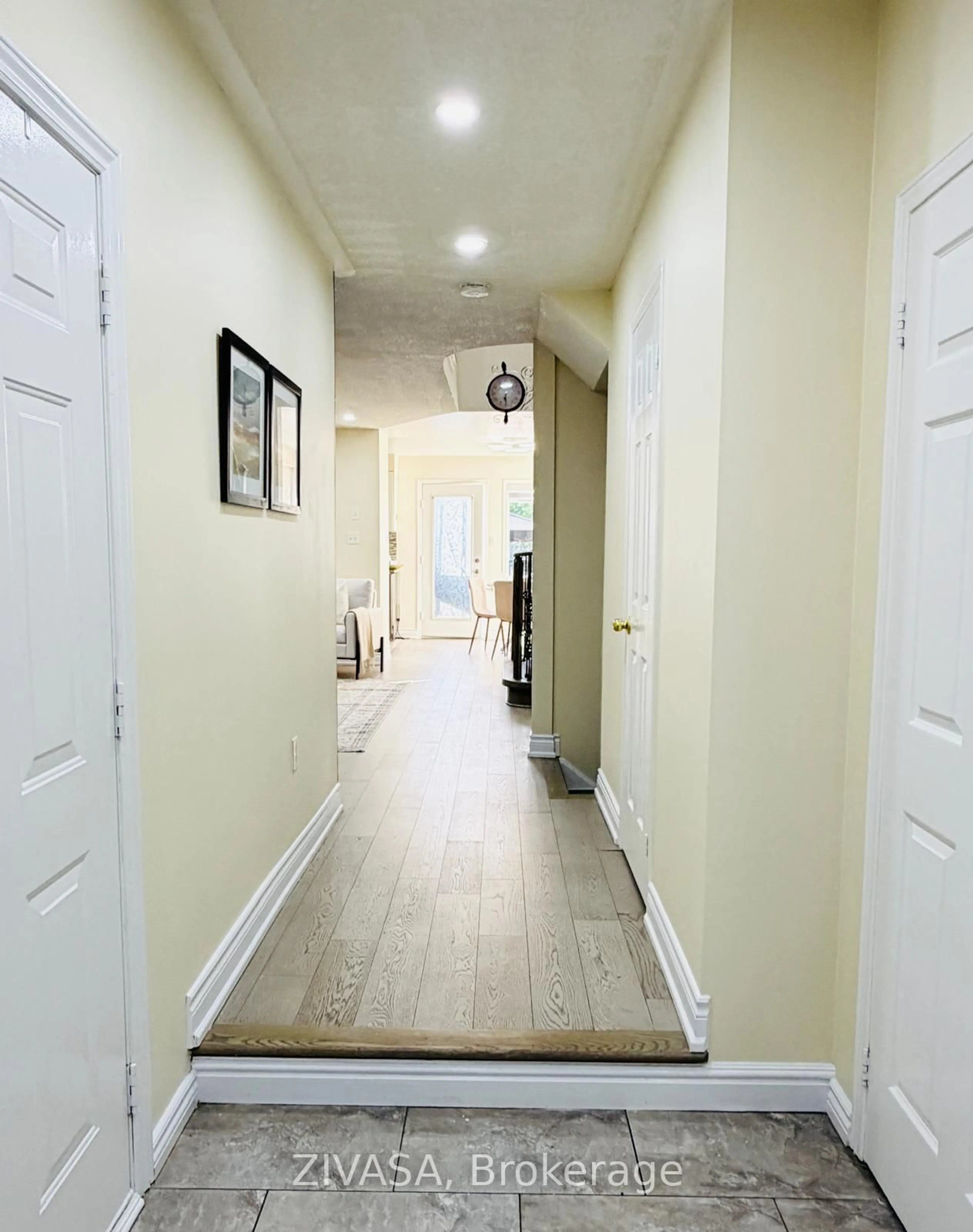 Indoor entryway for 5191 Porter St, Burlington Ontario L7L 6R2