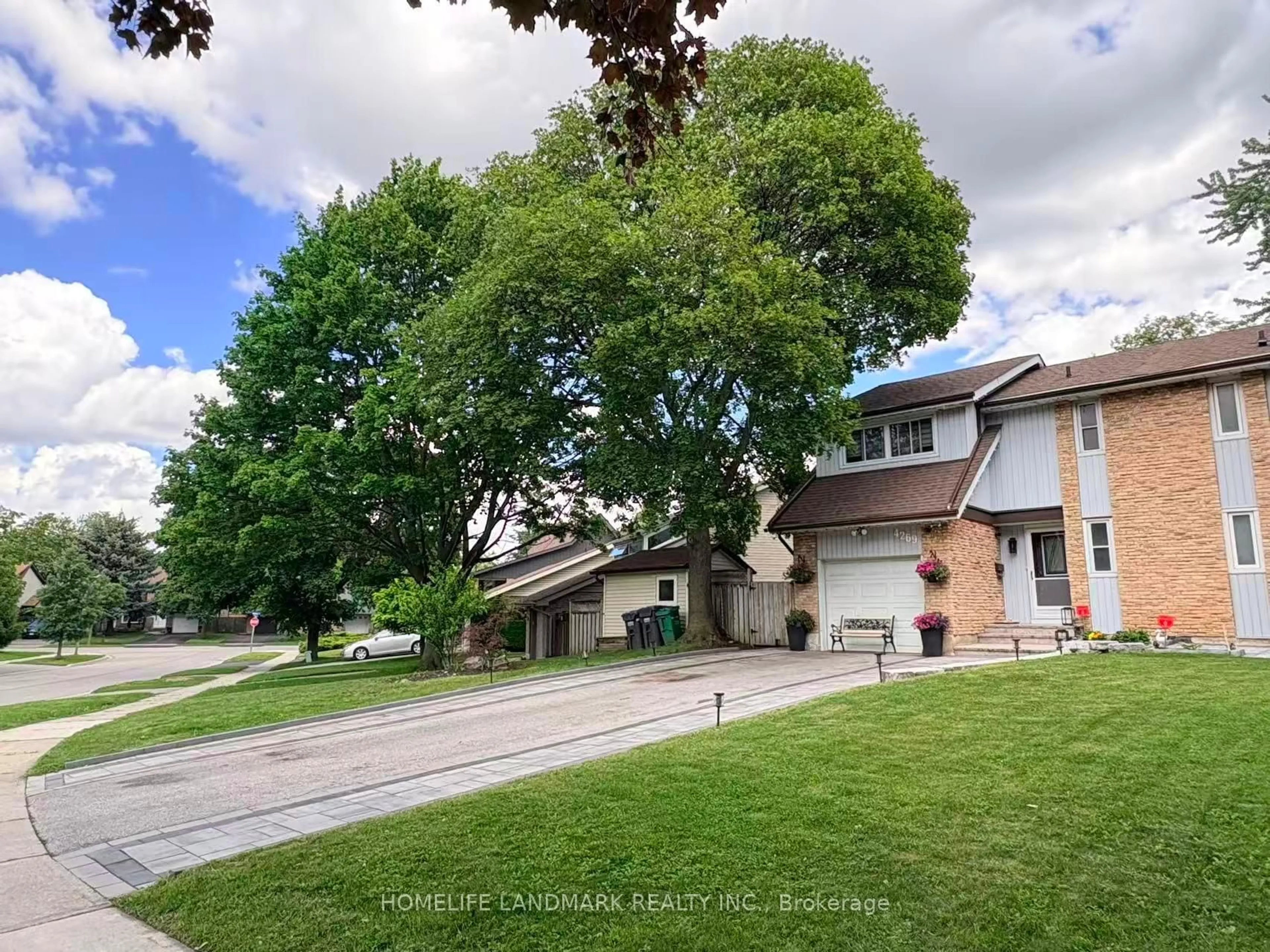 A pic from outside/outdoor area/front of a property/back of a property/a pic from drone, street for 4269 Gayling Gdns, Mississauga Ontario L5L 1Z8