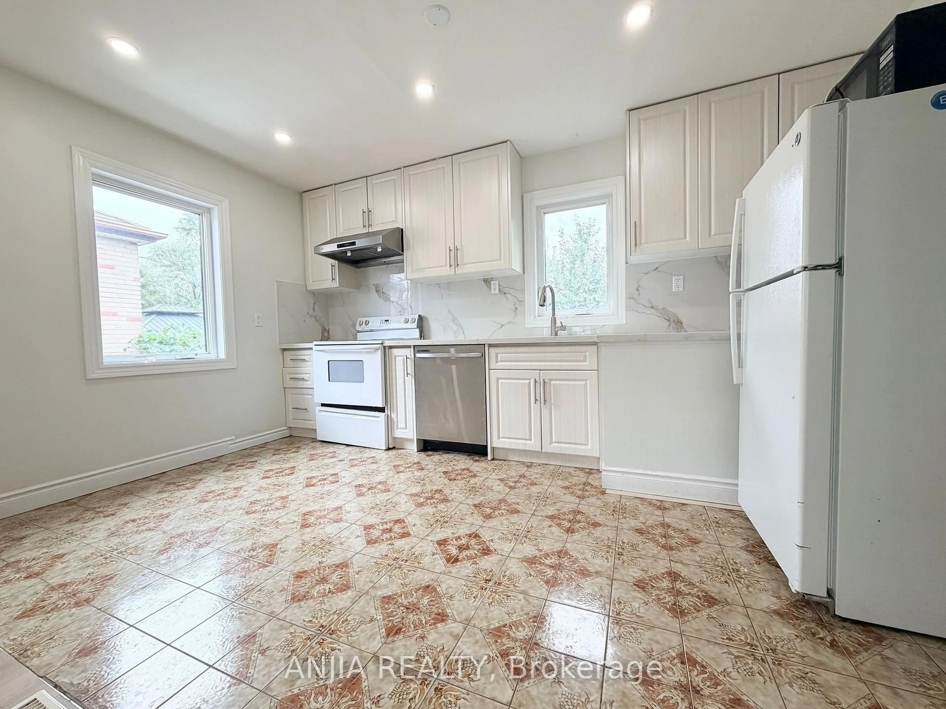 Unknown for 77 Nash Dr, Toronto Ontario M3M 2L6