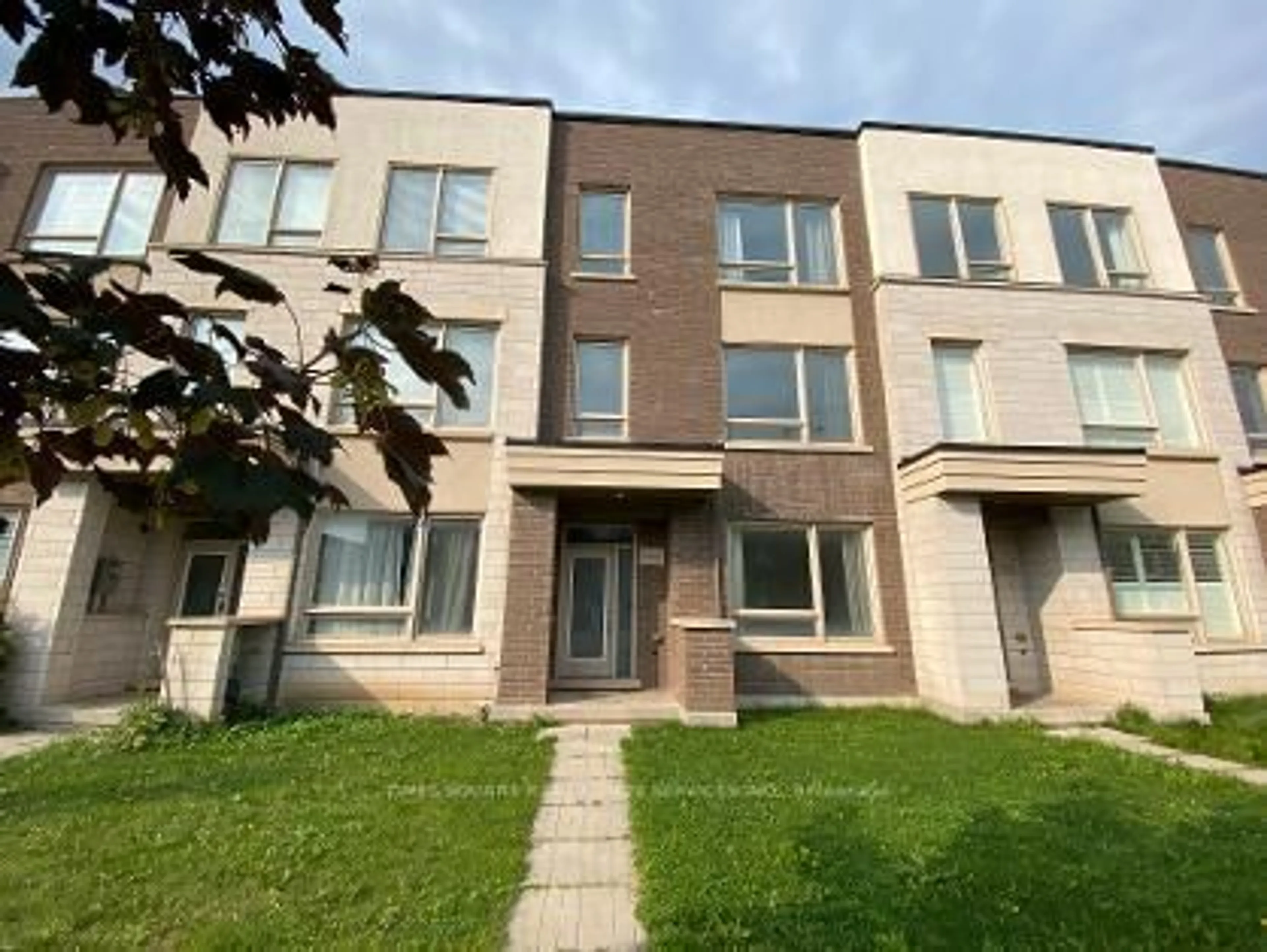 A pic from outside/outdoor area/front of a property/back of a property/a pic from drone, street for 3060 Ernest Appelbe Blvd, Oakville Ontario L6H 0L9