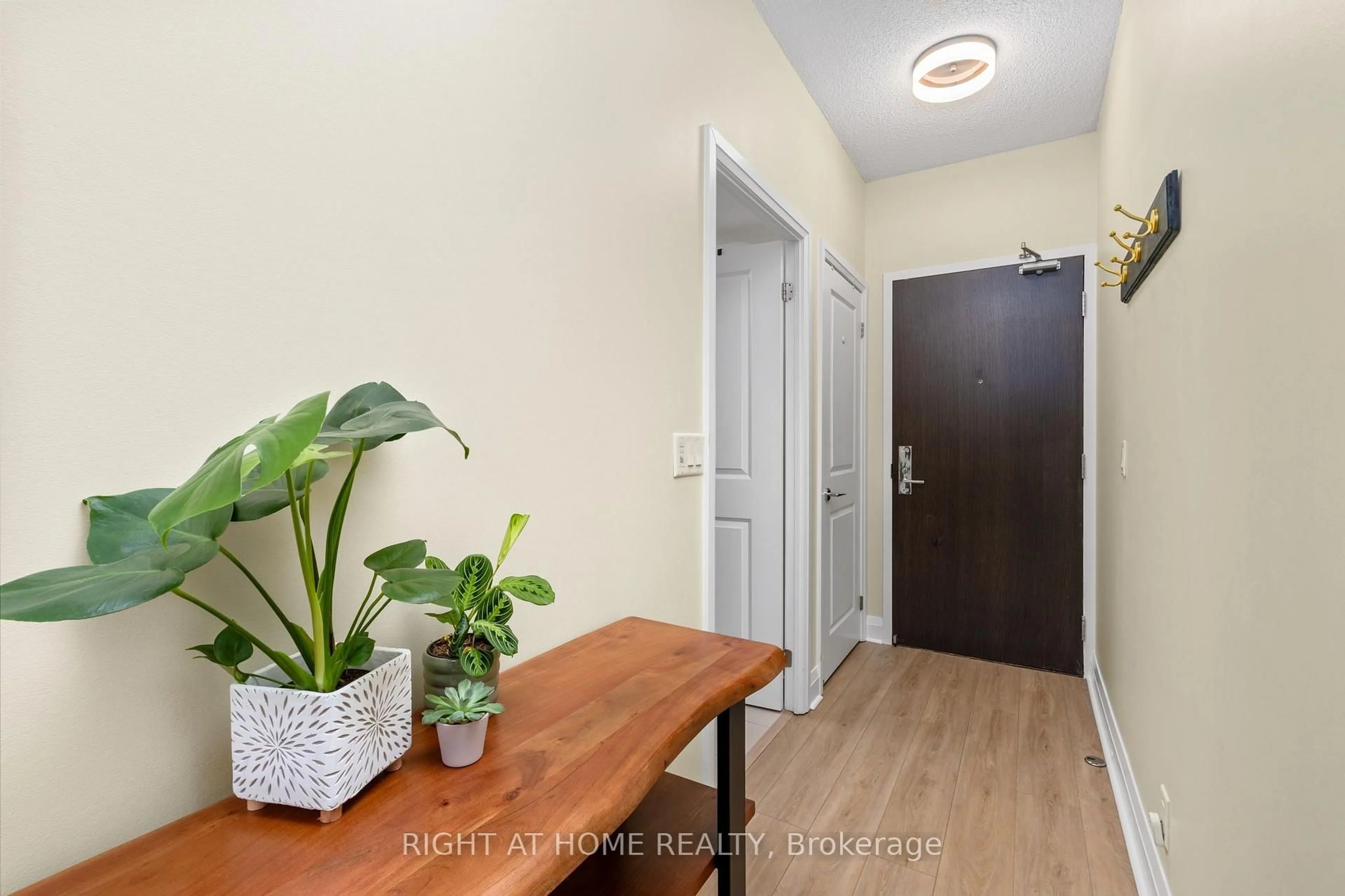 Indoor entryway for 1185 The Queensway #815, Toronto Ontario M8Z 0C6