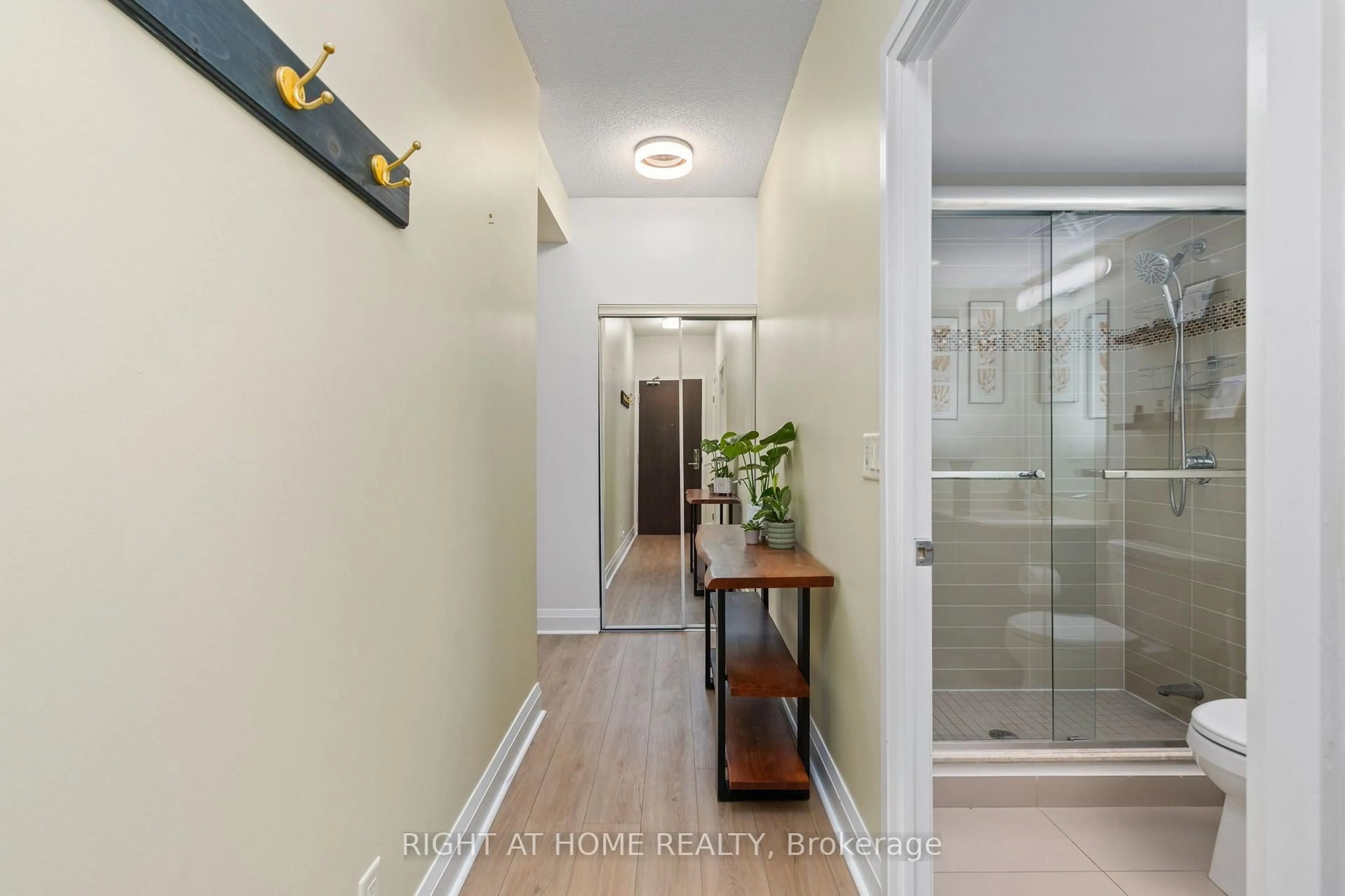 Indoor entryway for 1185 The Queensway #815, Toronto Ontario M8Z 0C6