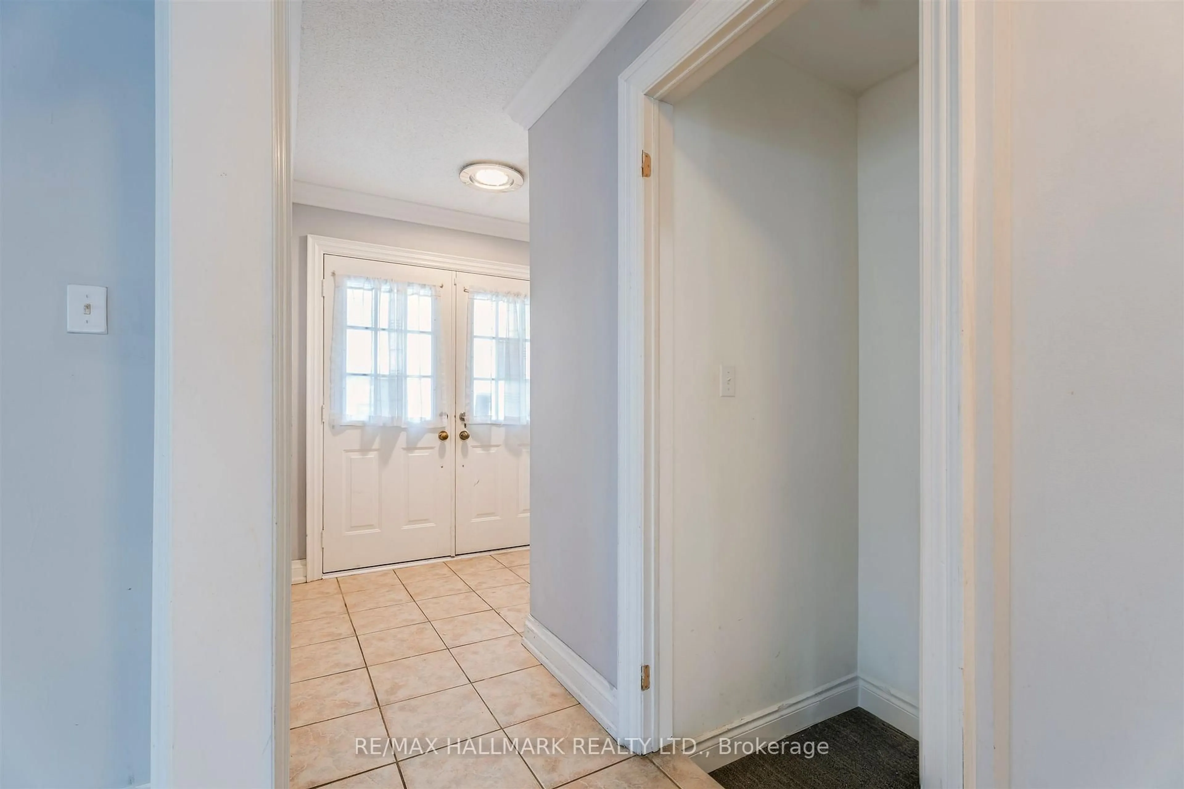 Indoor entryway for 241 Featherstone Rd, Milton Ontario L9T 7C3