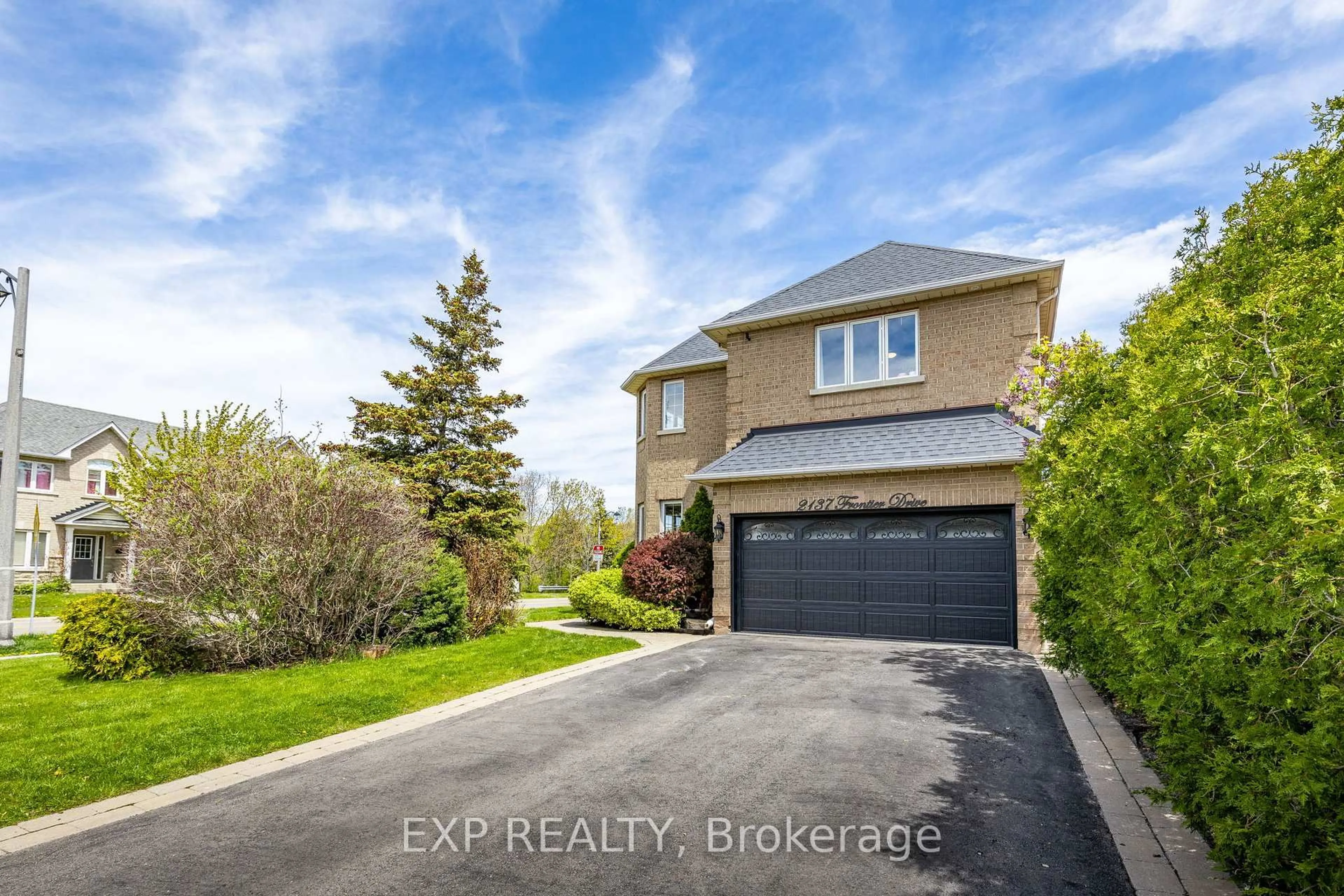 A pic from outside/outdoor area/front of a property/back of a property/a pic from drone, street for 2137 Frontier Dr, Oakville Ontario L6M 3S3