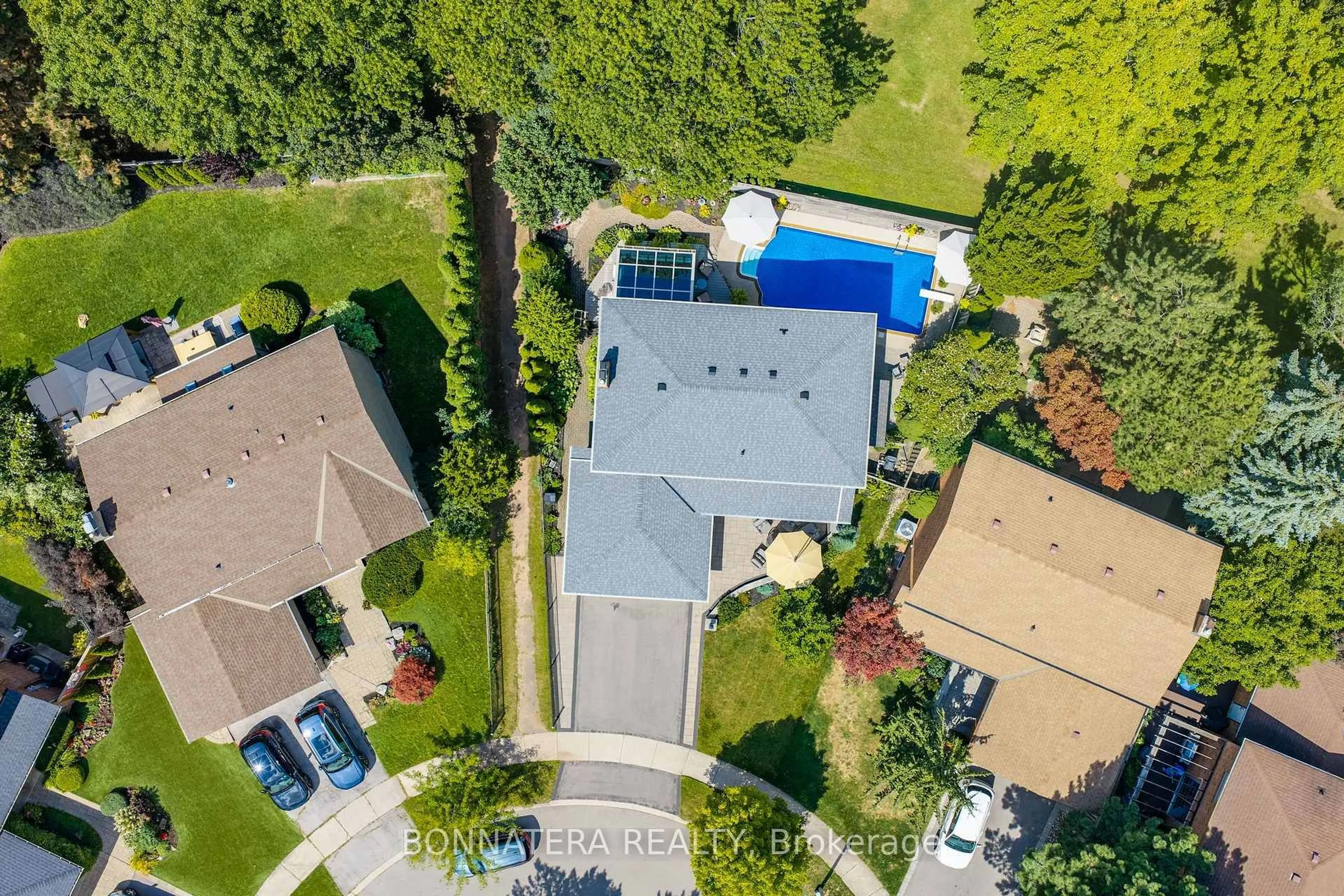 A pic from outside/outdoor area/front of a property/back of a property/a pic from drone, water/lake/river/ocean view for 1409 Holly Crt, Oakville Ontario L6H 3H4