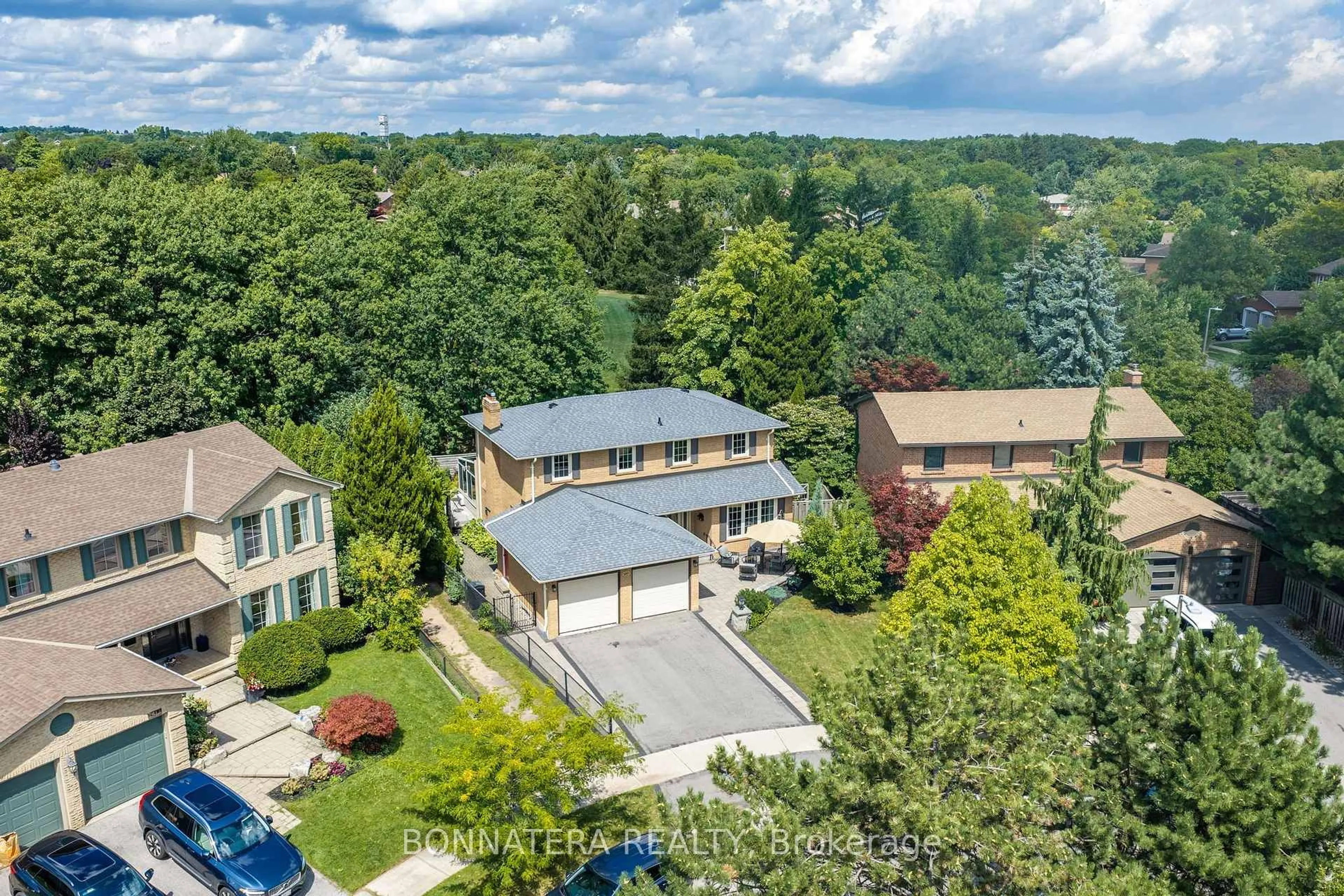 A pic from outside/outdoor area/front of a property/back of a property/a pic from drone, street for 1409 Holly Crt, Oakville Ontario L6H 3H4