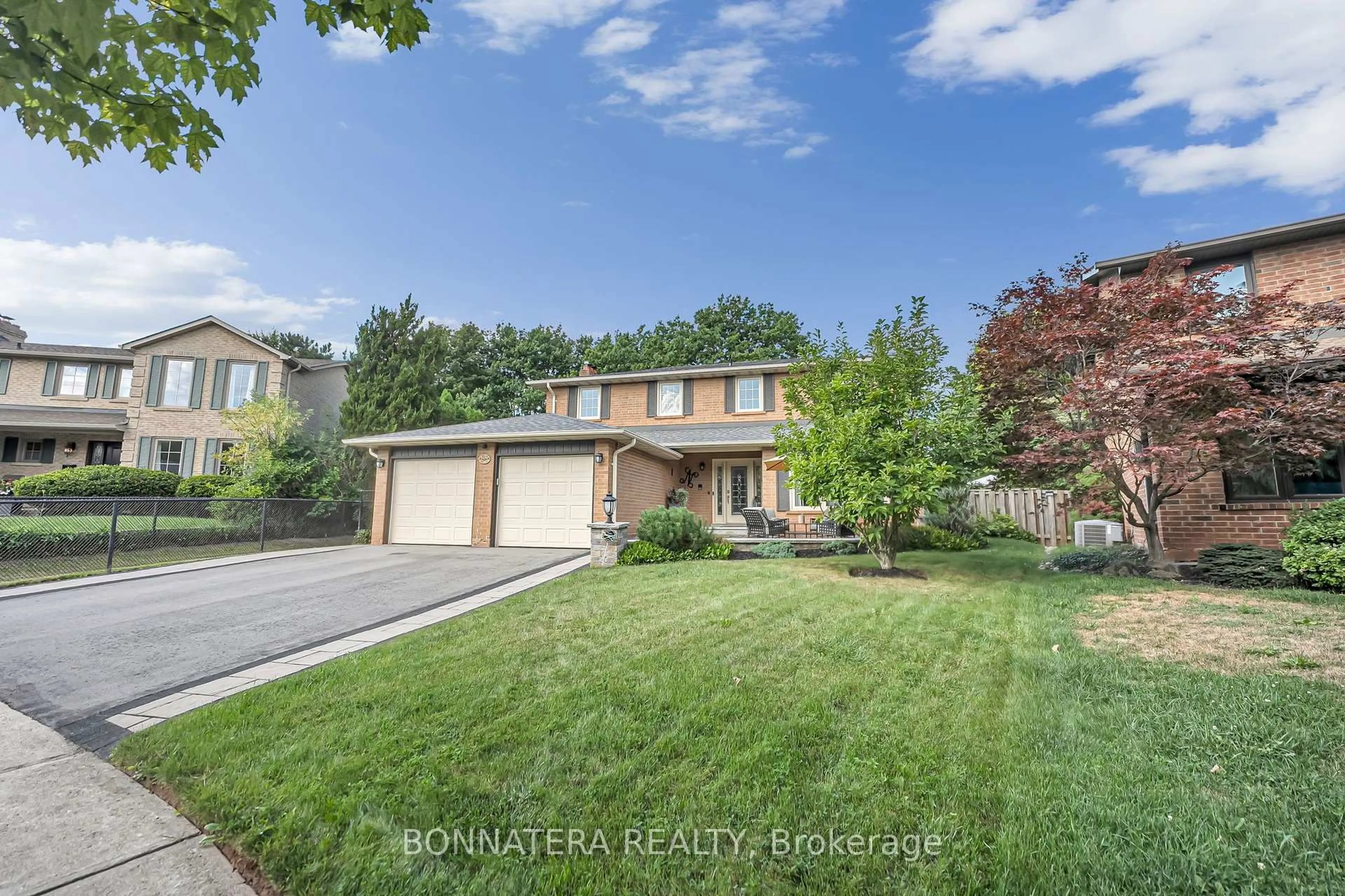 A pic from outside/outdoor area/front of a property/back of a property/a pic from drone, unknown for 1409 Holly Crt, Oakville Ontario L6H 3H4