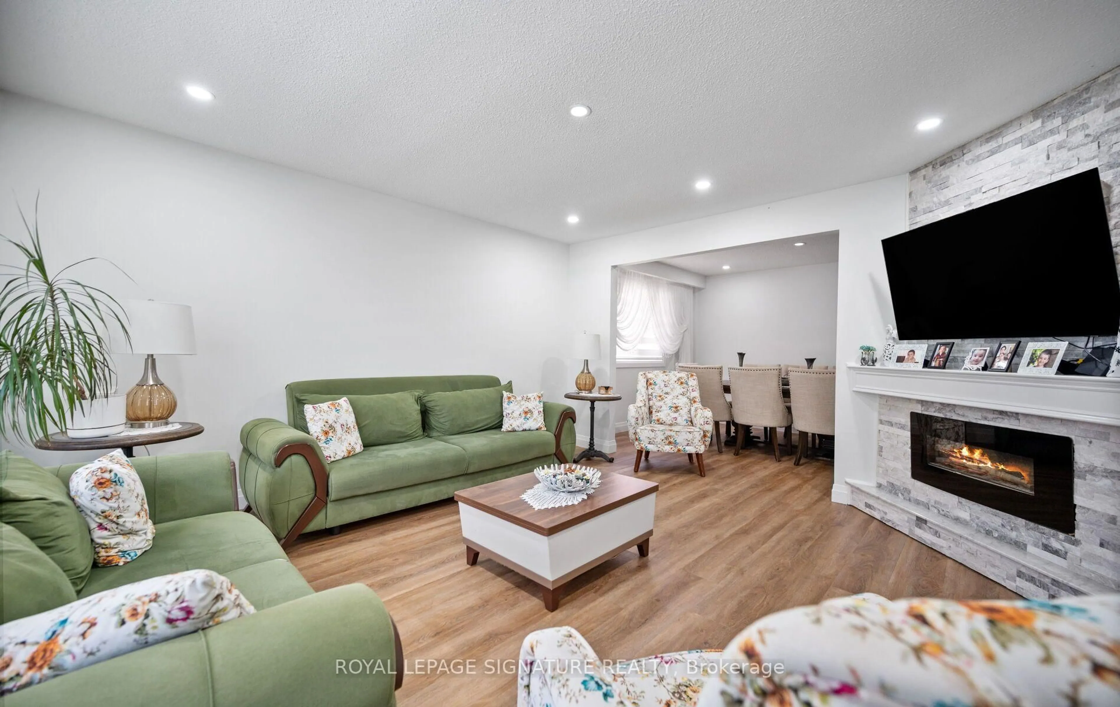 Living room with furniture, unknown for 2221 Florian Rd, Mississauga Ontario L5A 3Y9