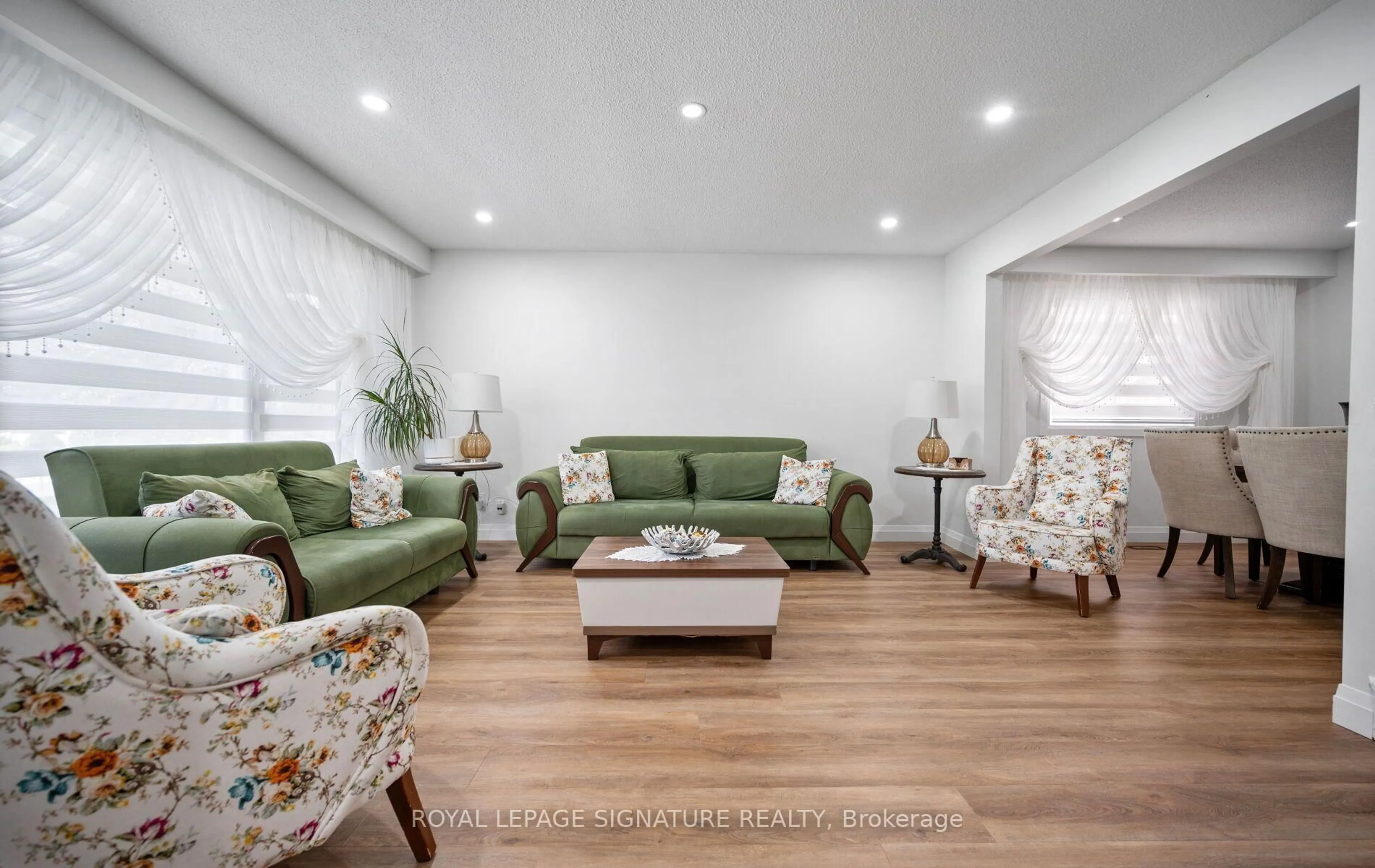 Living room with furniture, wood/laminate floor for 2221 Florian Rd, Mississauga Ontario L5A 3Y9