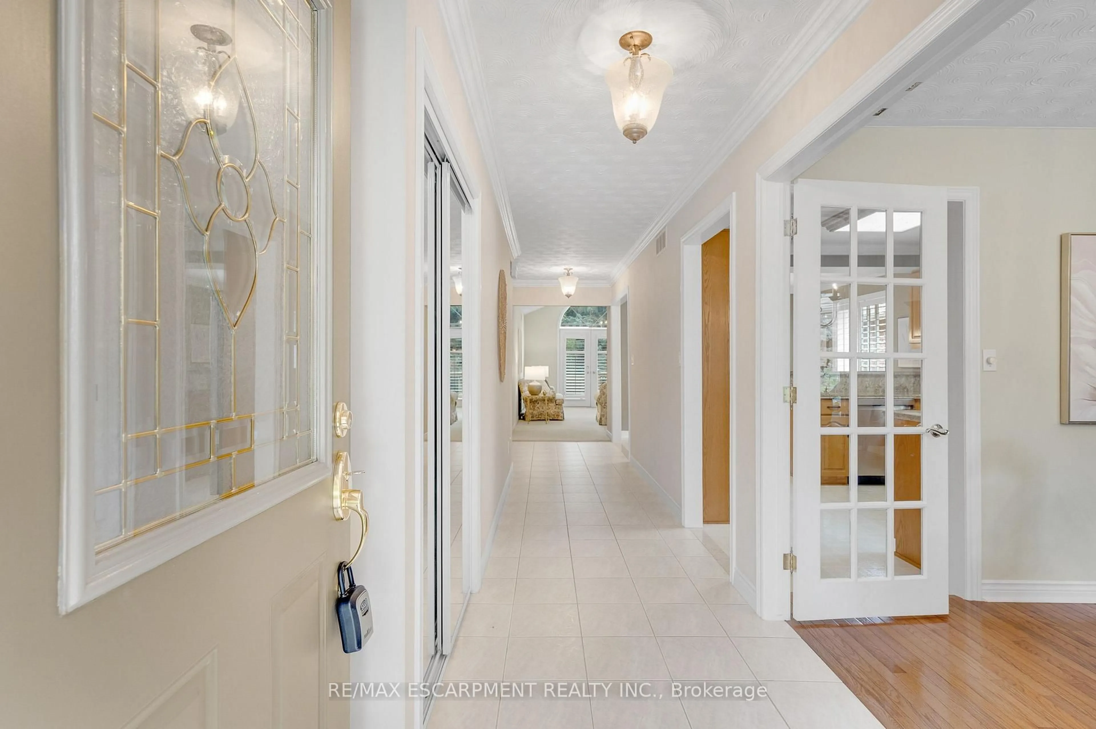 Indoor foyer for 1150 Augustus Dr, Burlington Ontario L7S 2K6