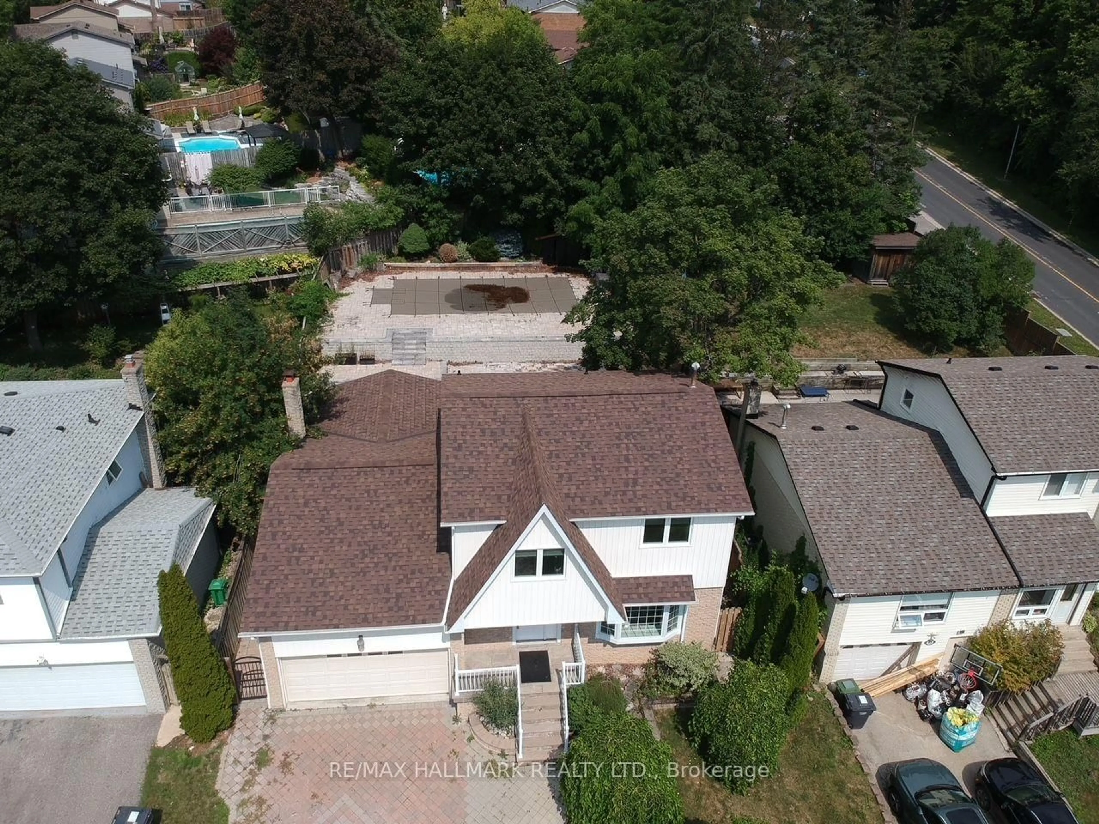 A pic from outside/outdoor area/front of a property/back of a property/a pic from drone, street for 67 Sherin Crt, Caledon Ontario L7E 3T6