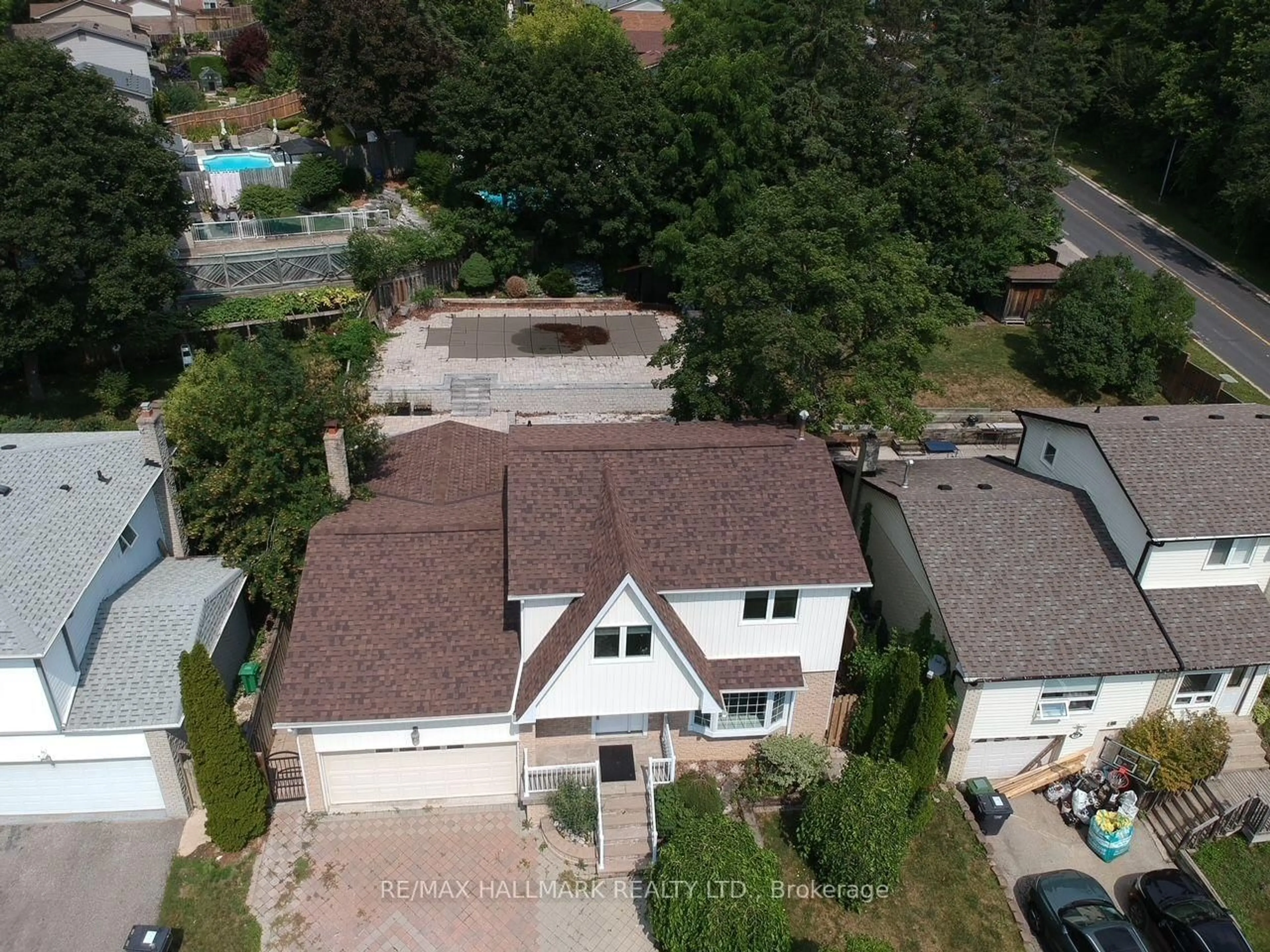 A pic from outside/outdoor area/front of a property/back of a property/a pic from drone, street for 67 Sherin Crt, Caledon Ontario L7E 3T6