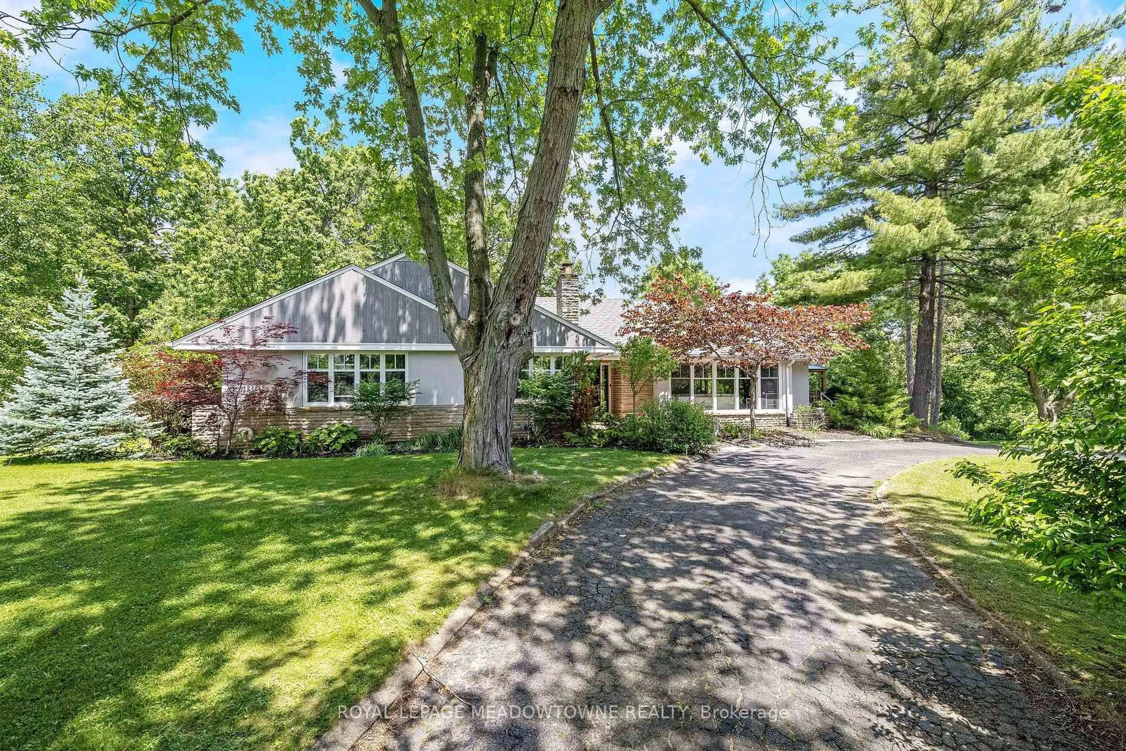 A pic from outside/outdoor area/front of a property/back of a property/a pic from drone, street for 161 Confederation St, Halton Hills Ontario L7G 4S8