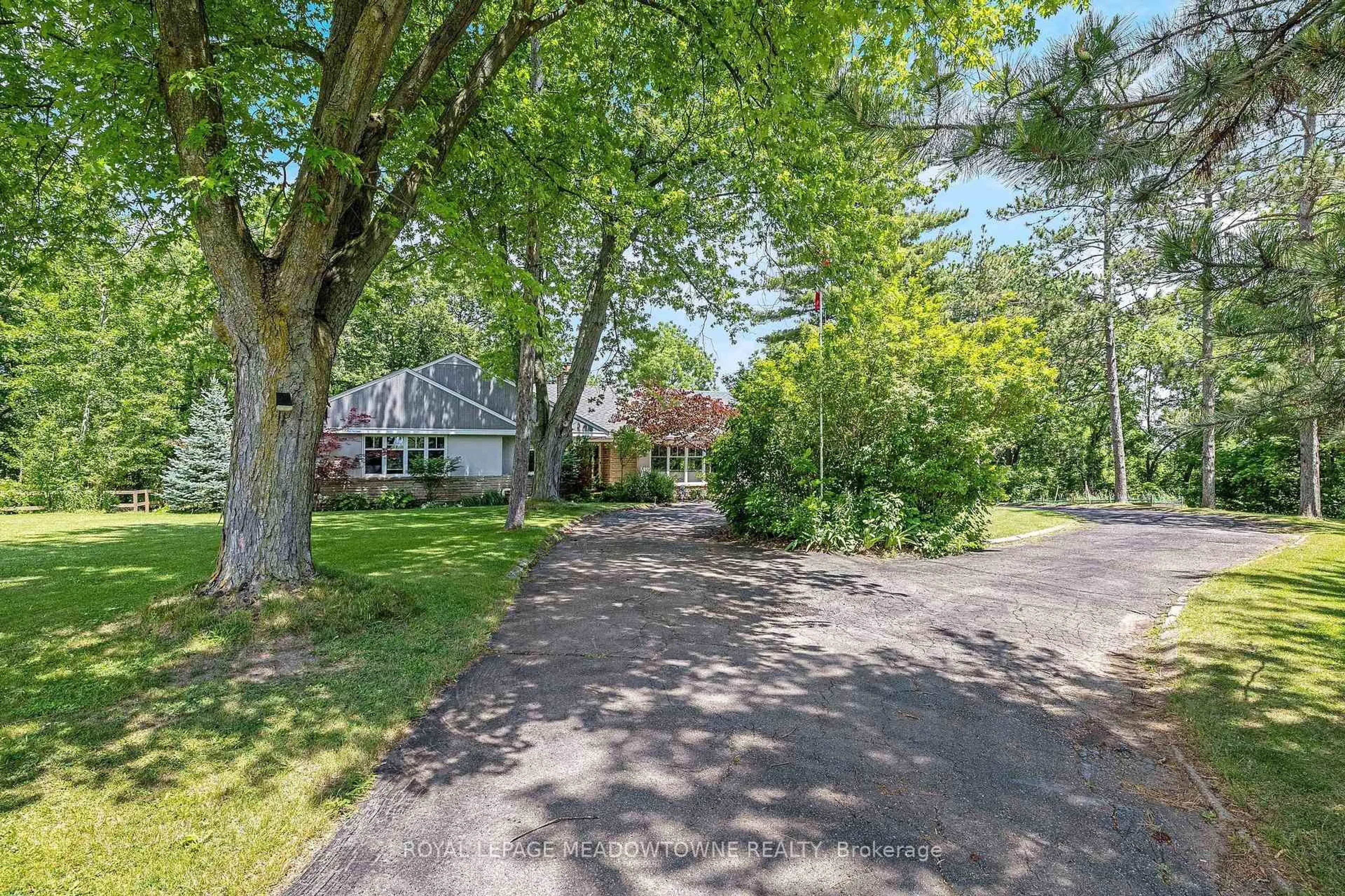 A pic from outside/outdoor area/front of a property/back of a property/a pic from drone, street for 161 Confederation St, Halton Hills Ontario L7G 4S8