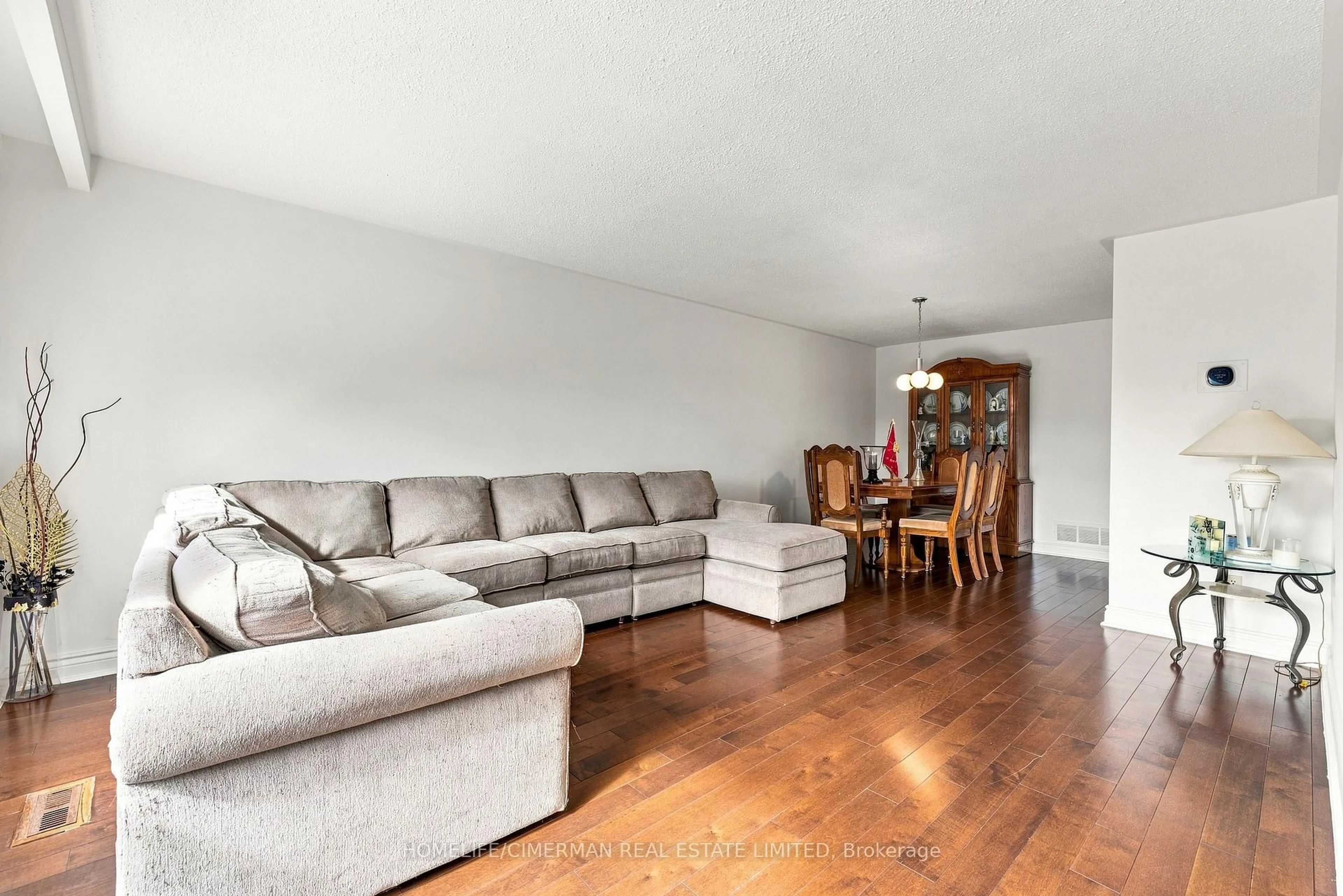 Living room with furniture, wood/laminate floor for 505 Appledore Cres, Mississauga Ontario L5B 2L5