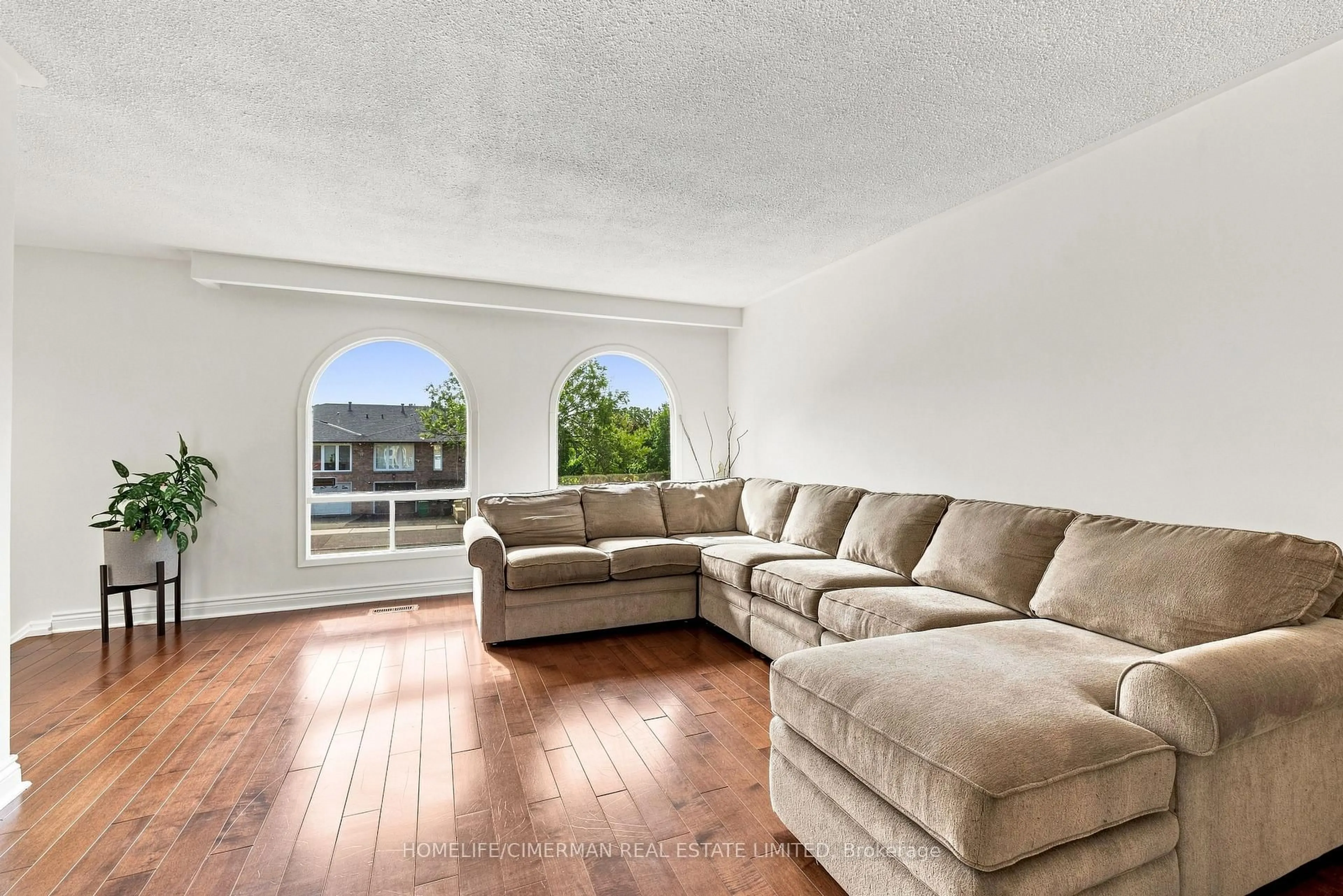 Living room with furniture, unknown for 505 Appledore Cres, Mississauga Ontario L5B 2L5