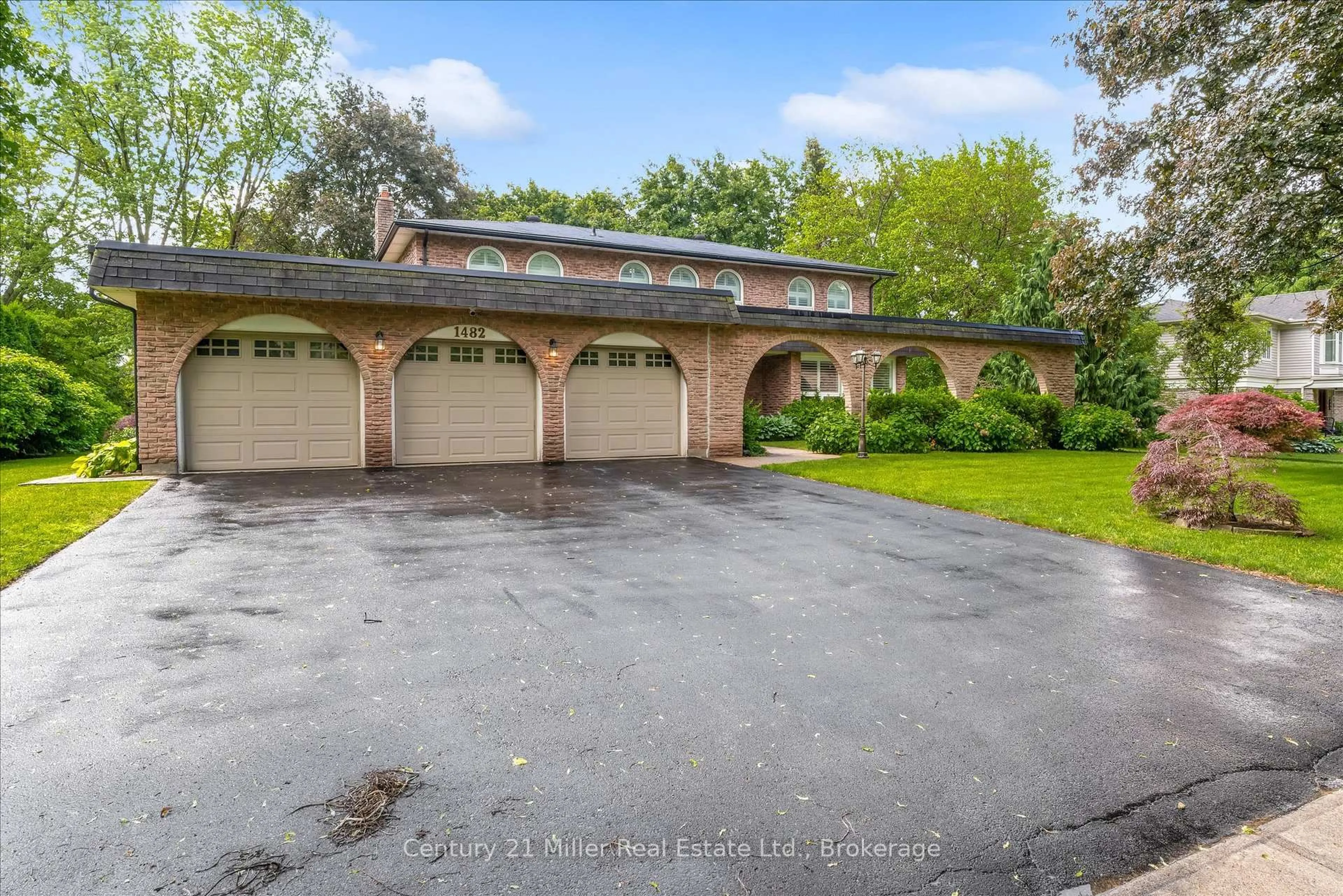 A pic from outside/outdoor area/front of a property/back of a property/a pic from drone, street for 1482 Caulder Dr, Oakville Ontario L6J 5S9