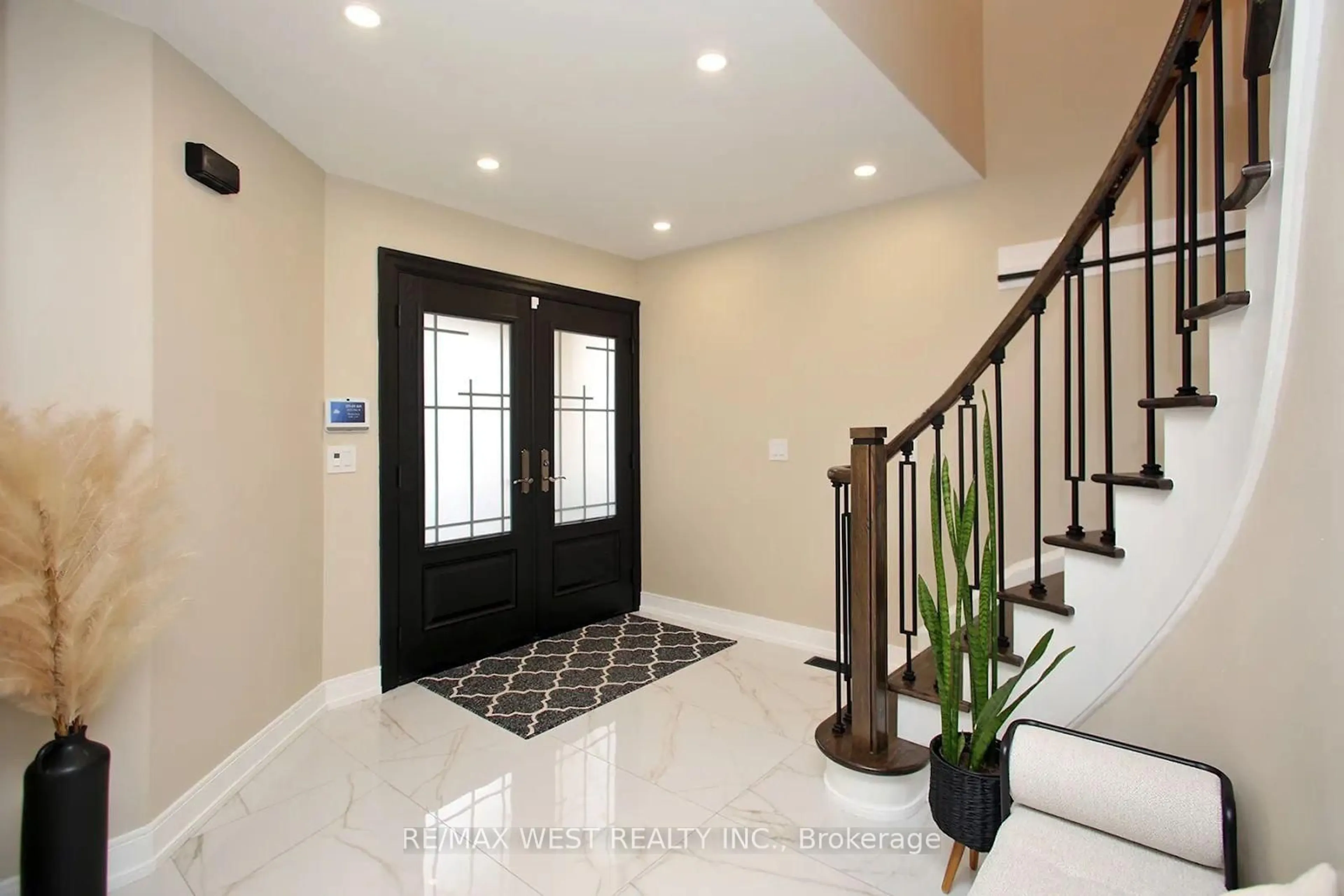 Indoor entryway for 4 Gray Park, Caledon Ontario L7E 2N3