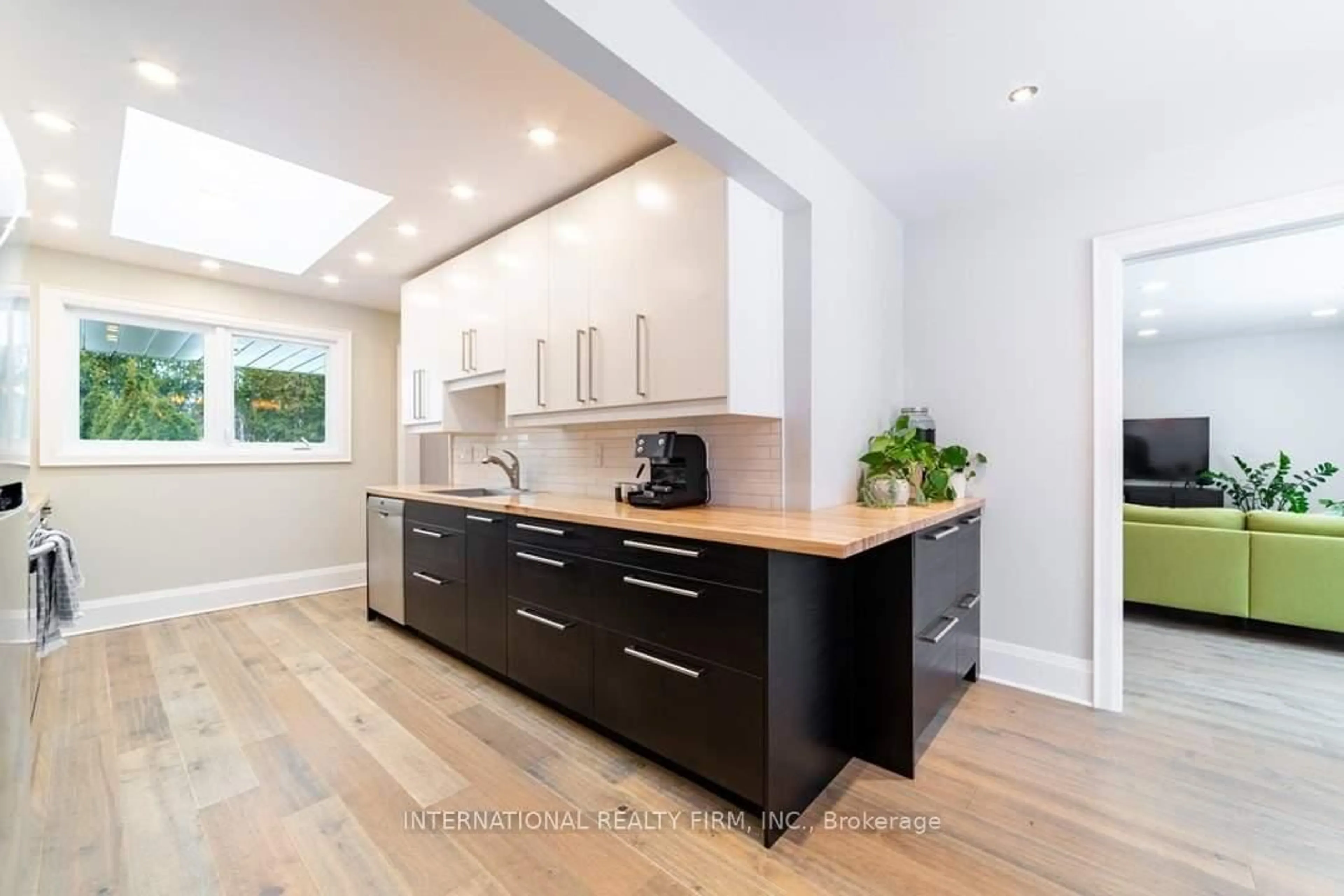 Contemporary kitchen, wood/laminate floor for 11382 Seventeen Sdrd, Halton Hills Ontario L0P 1H0