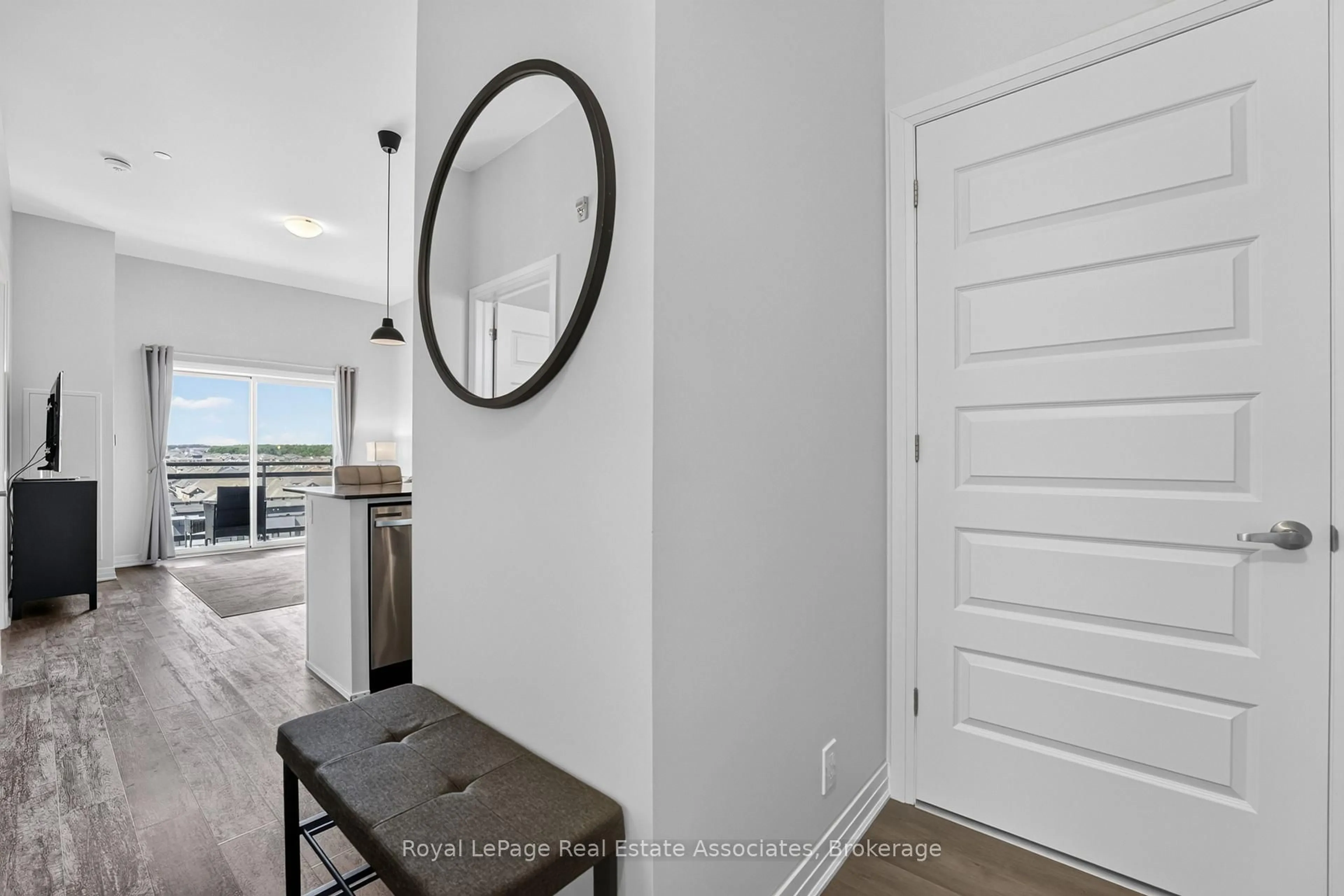 Indoor entryway for 102 Grovewood Common #636, Oakville Ontario L6H 0X2