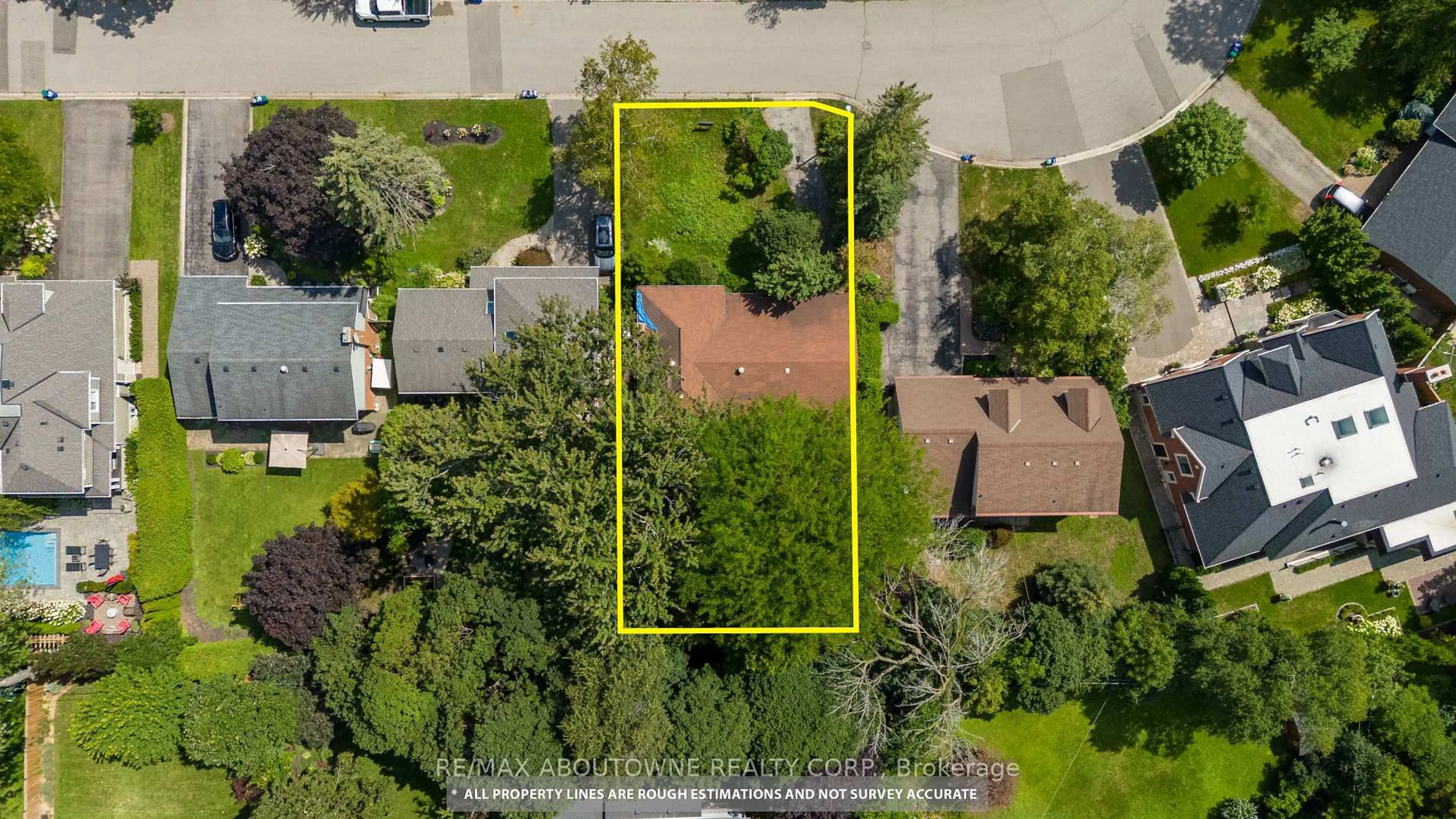 A pic from outside/outdoor area/front of a property/back of a property/a pic from drone, street for 144 Ulster Dr, Oakville Ontario L6L 3P2