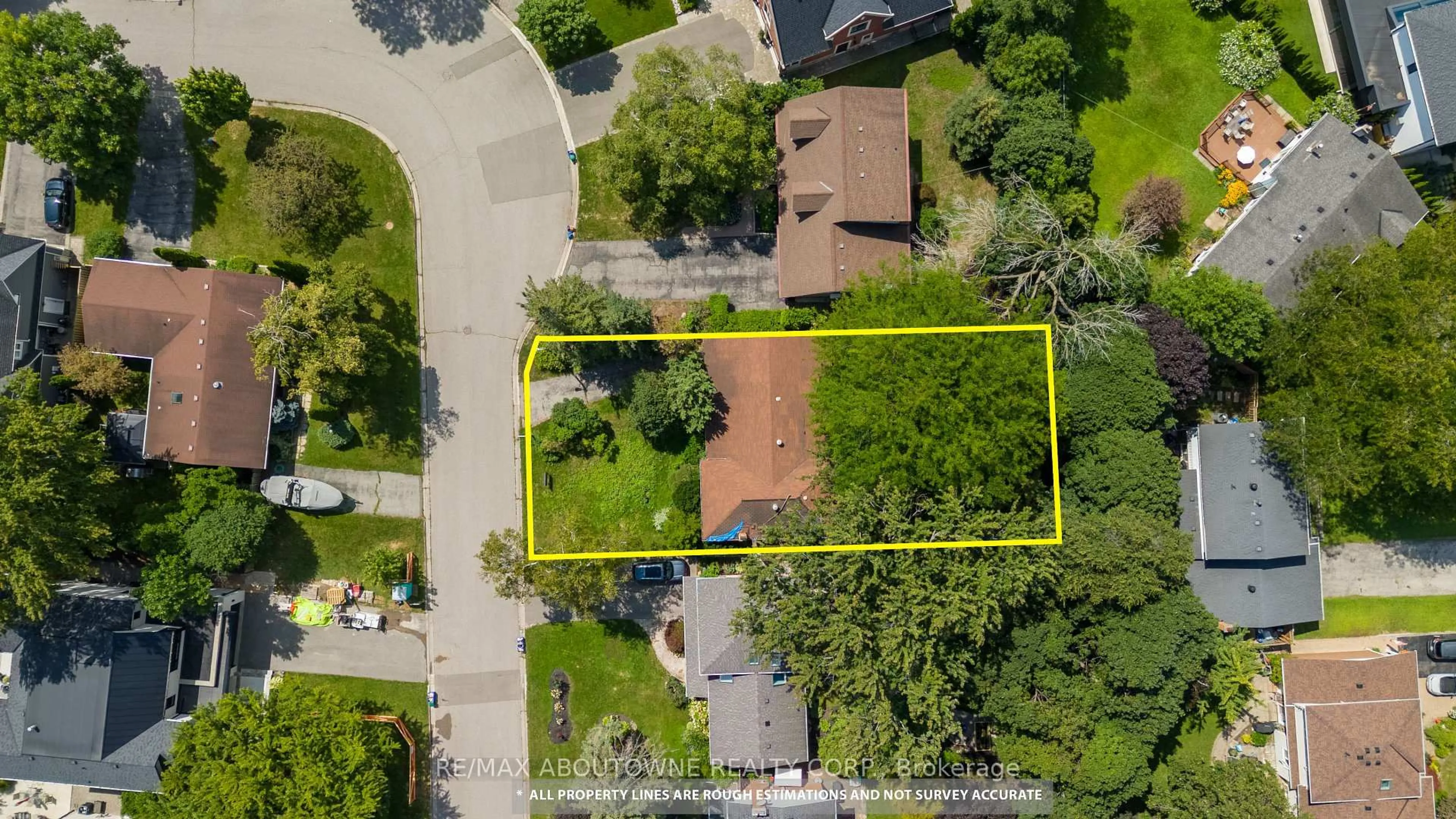 A pic from outside/outdoor area/front of a property/back of a property/a pic from drone, street for 144 Ulster Dr, Oakville Ontario L6L 3P2