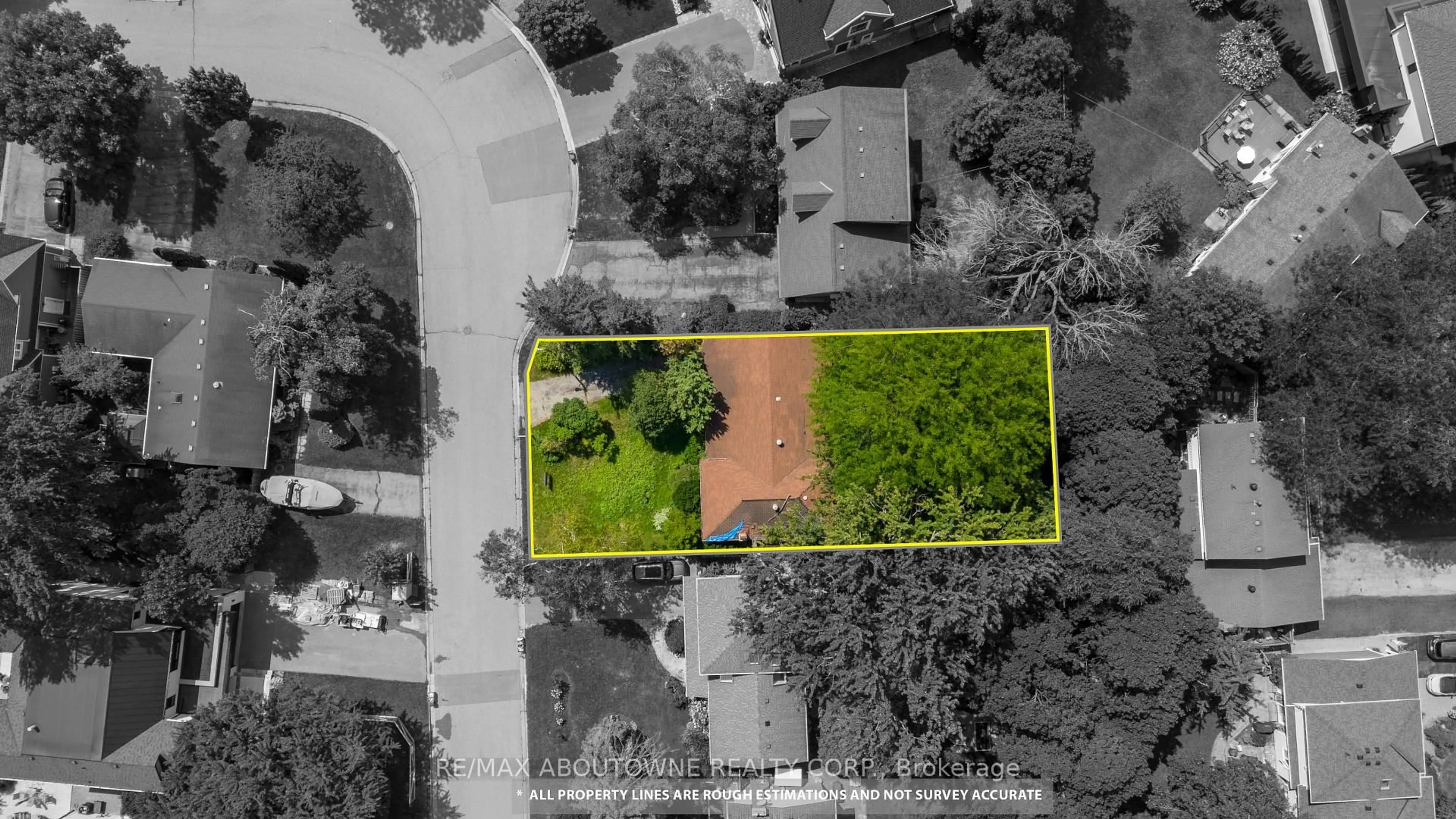 A pic from outside/outdoor area/front of a property/back of a property/a pic from drone, street for 144 Ulster Dr, Oakville Ontario L6L 3P2