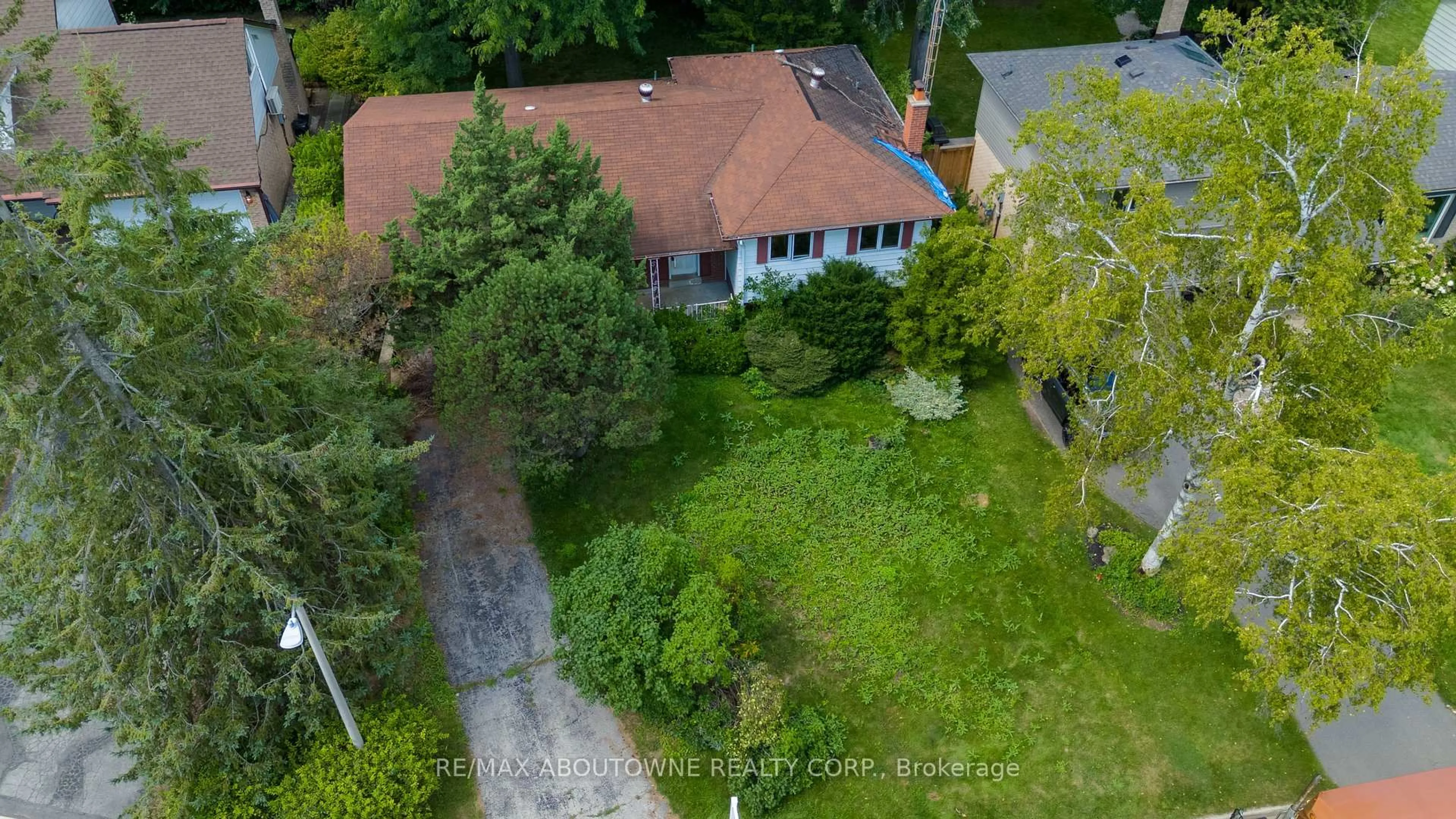 A pic from outside/outdoor area/front of a property/back of a property/a pic from drone, street for 144 Ulster Dr, Oakville Ontario L6L 3P2