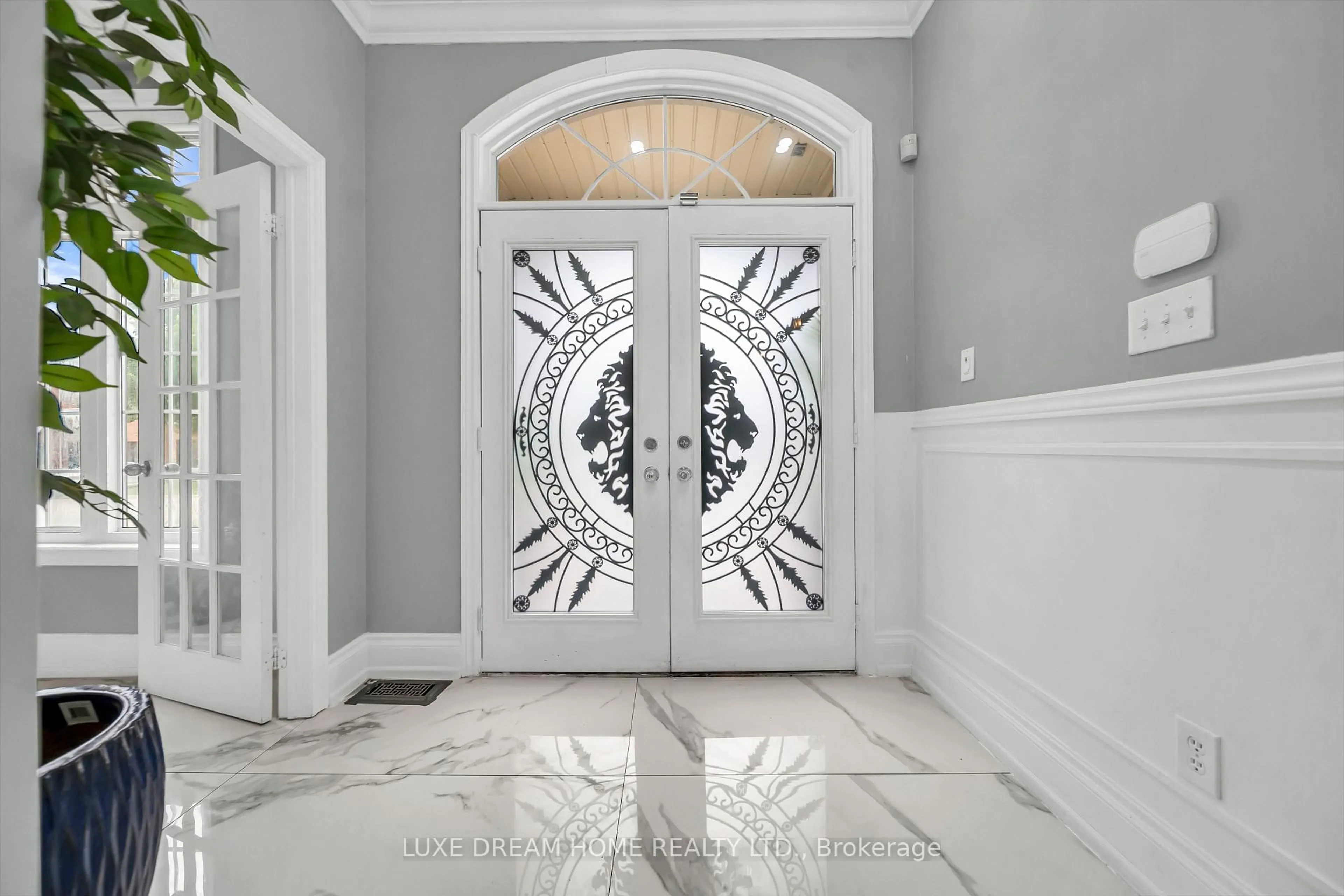 Indoor entryway for 16 Powell Dr, Brampton Ontario L6R 0L1
