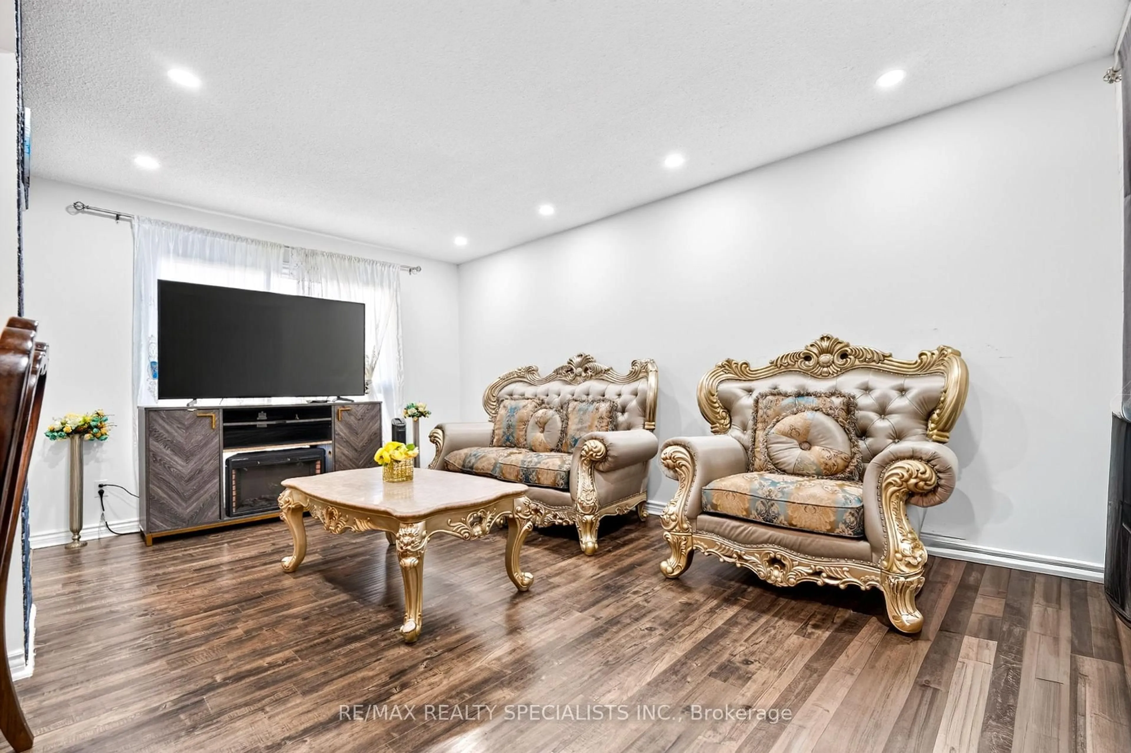 Living room with furniture, wood/laminate floor for 24 Garrison Sq, Brampton Ontario L6S 2H3