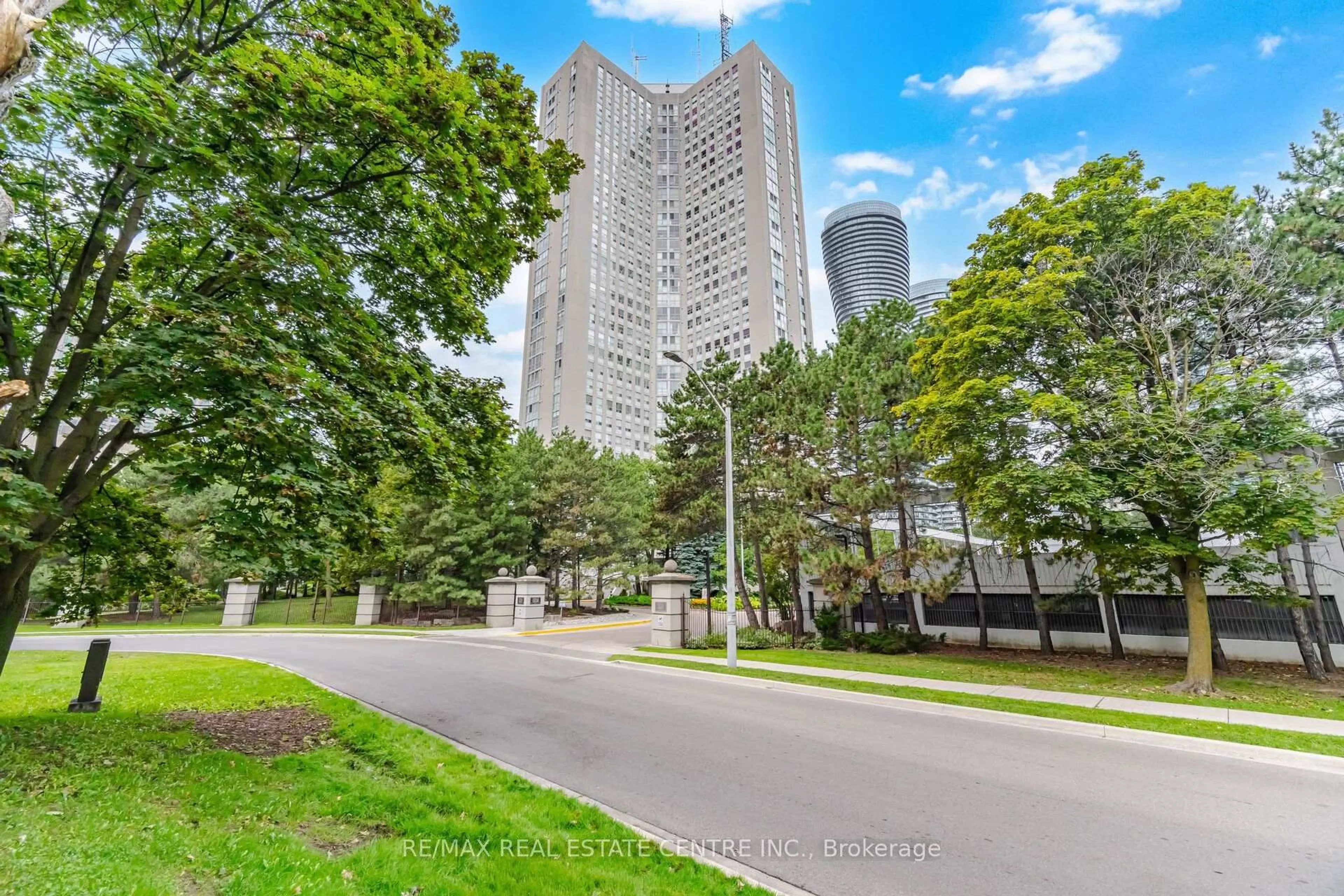 Unknown for 3650 Kaneff Cres #2601, Mississauga Ontario L5A 4A1