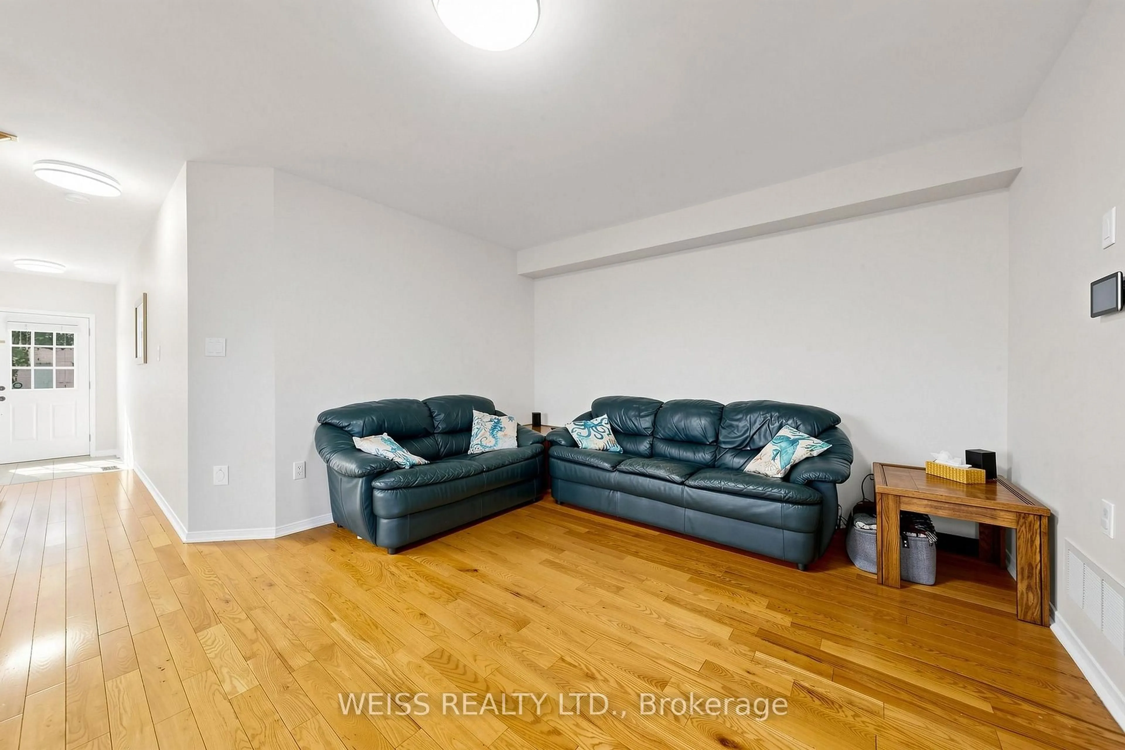 Living room with furniture, unknown for 5260 McFarren Blvd #31, Mississauga Ontario L5M 7J1