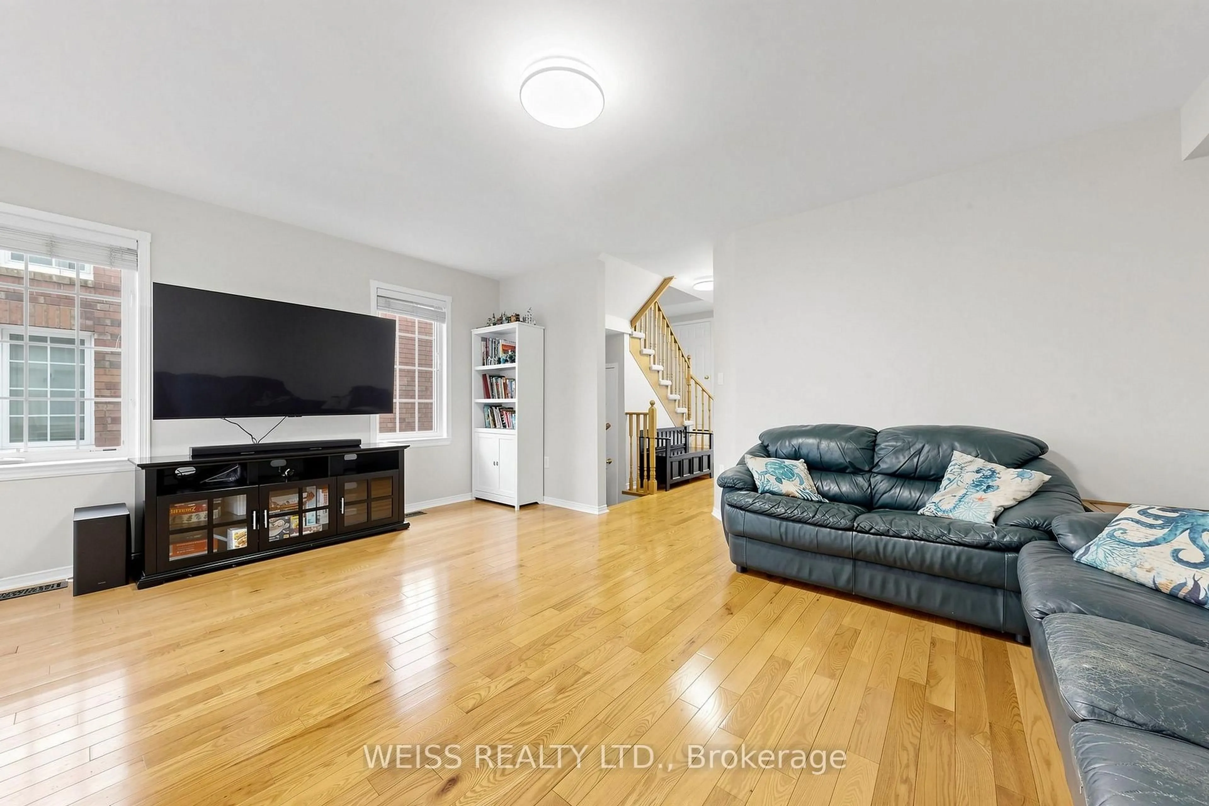 Living room with furniture, unknown for 5260 McFarren Blvd #31, Mississauga Ontario L5M 7J1
